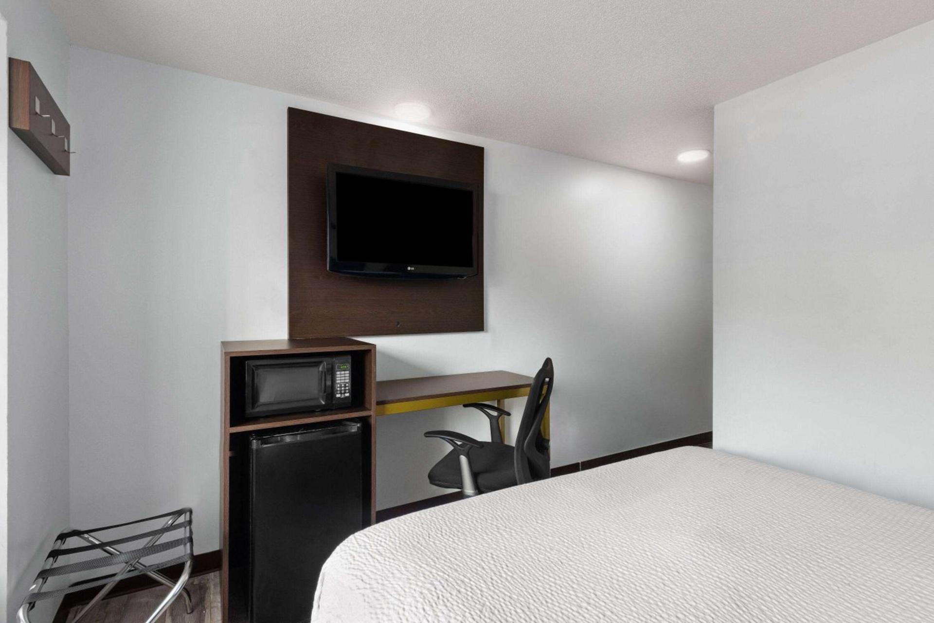 Super 8 by Wyndham Harbison/Parkridge Hospital photo 10