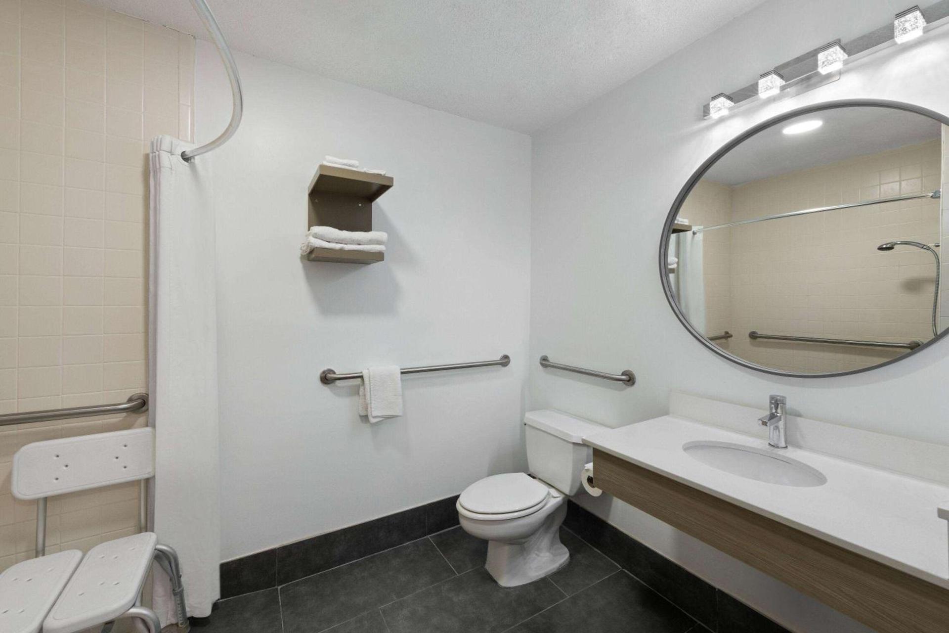 Super 8 by Wyndham Harbison/Parkridge Hospital photo 9