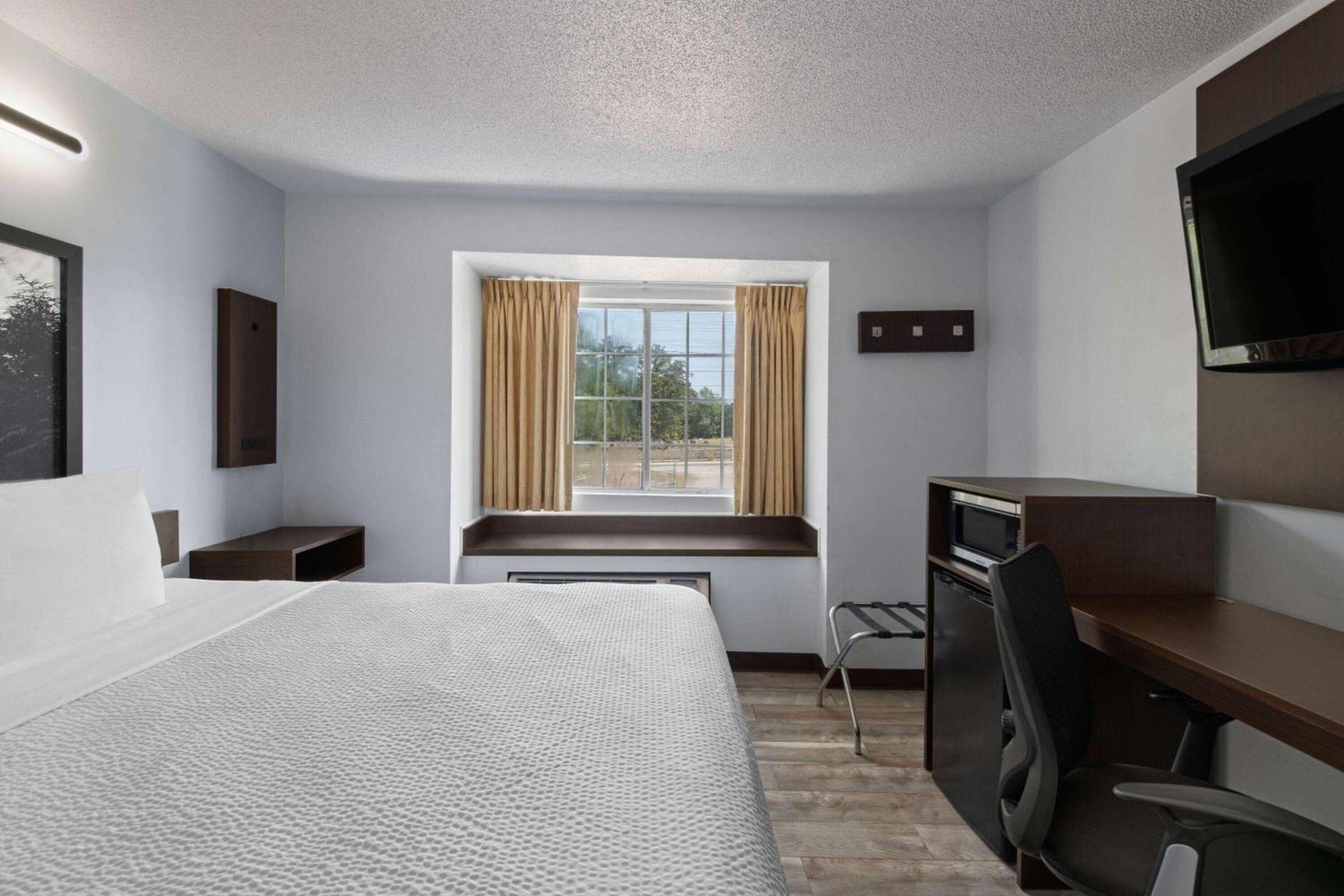 Super 8 by Wyndham Harbison/Parkridge Hospital photo 16