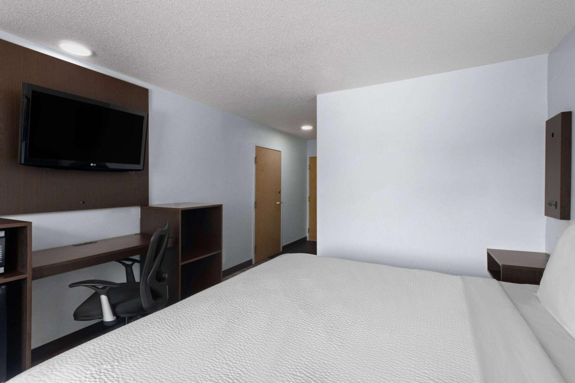 Super 8 by Wyndham Harbison/Parkridge Hospital photo 17