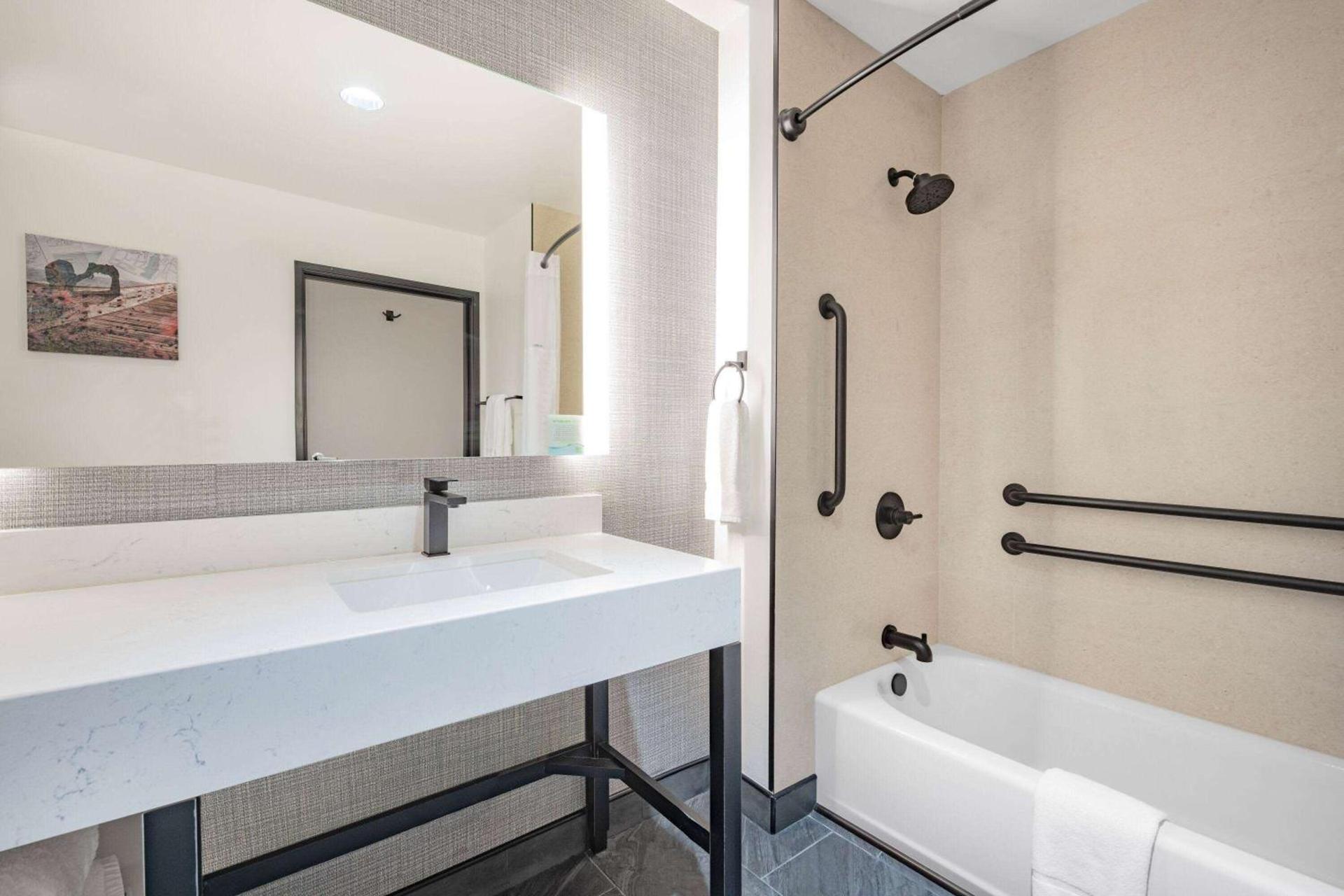 La Quinta Inn & Suites by Wyndham Yucaipa photo 7