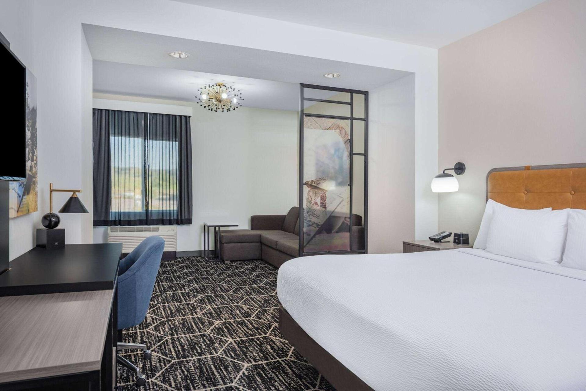 La Quinta Inn & Suites by Wyndham Yucaipa photo 28