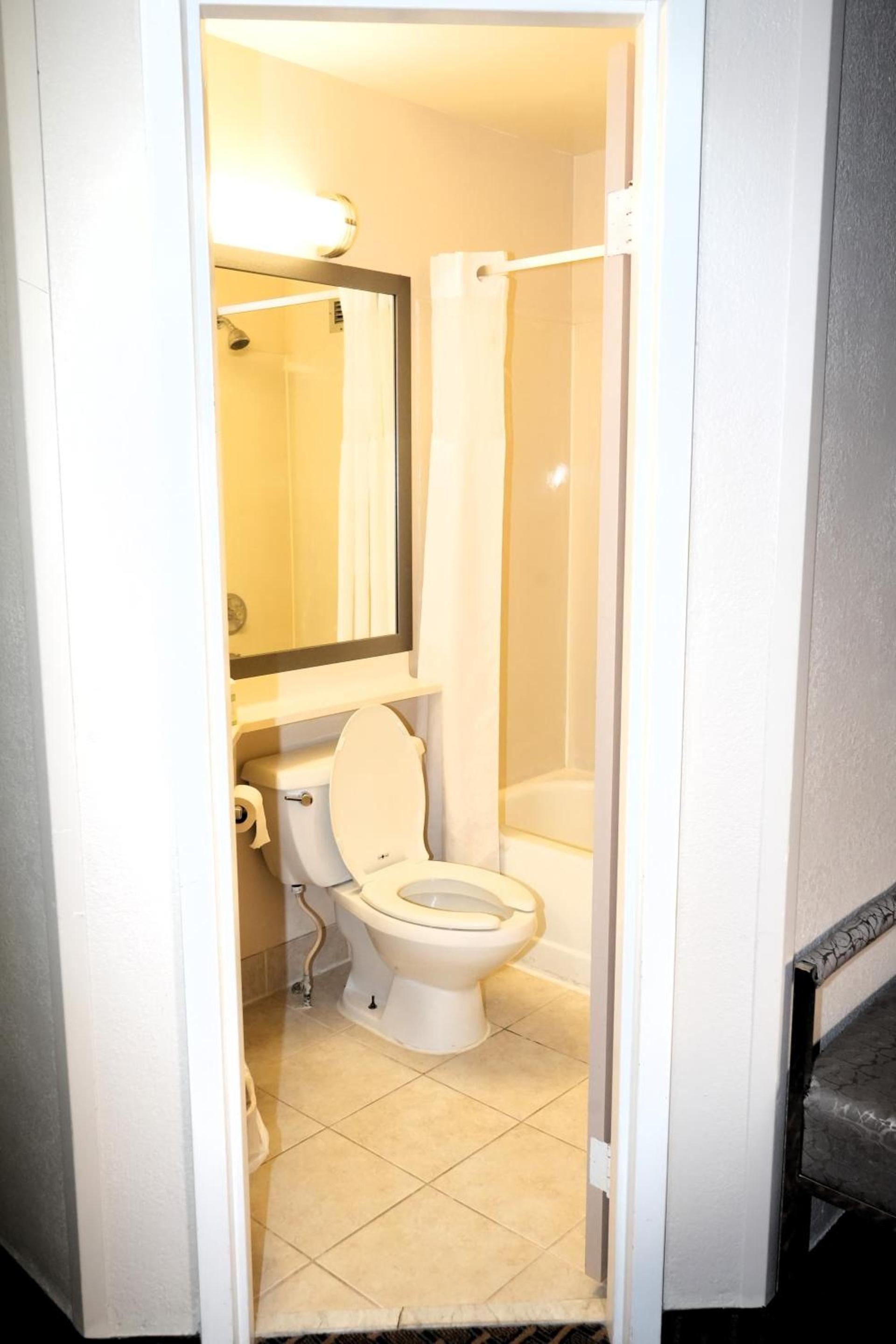 Copley Inn & Suites By OYO Akron OH photo 14