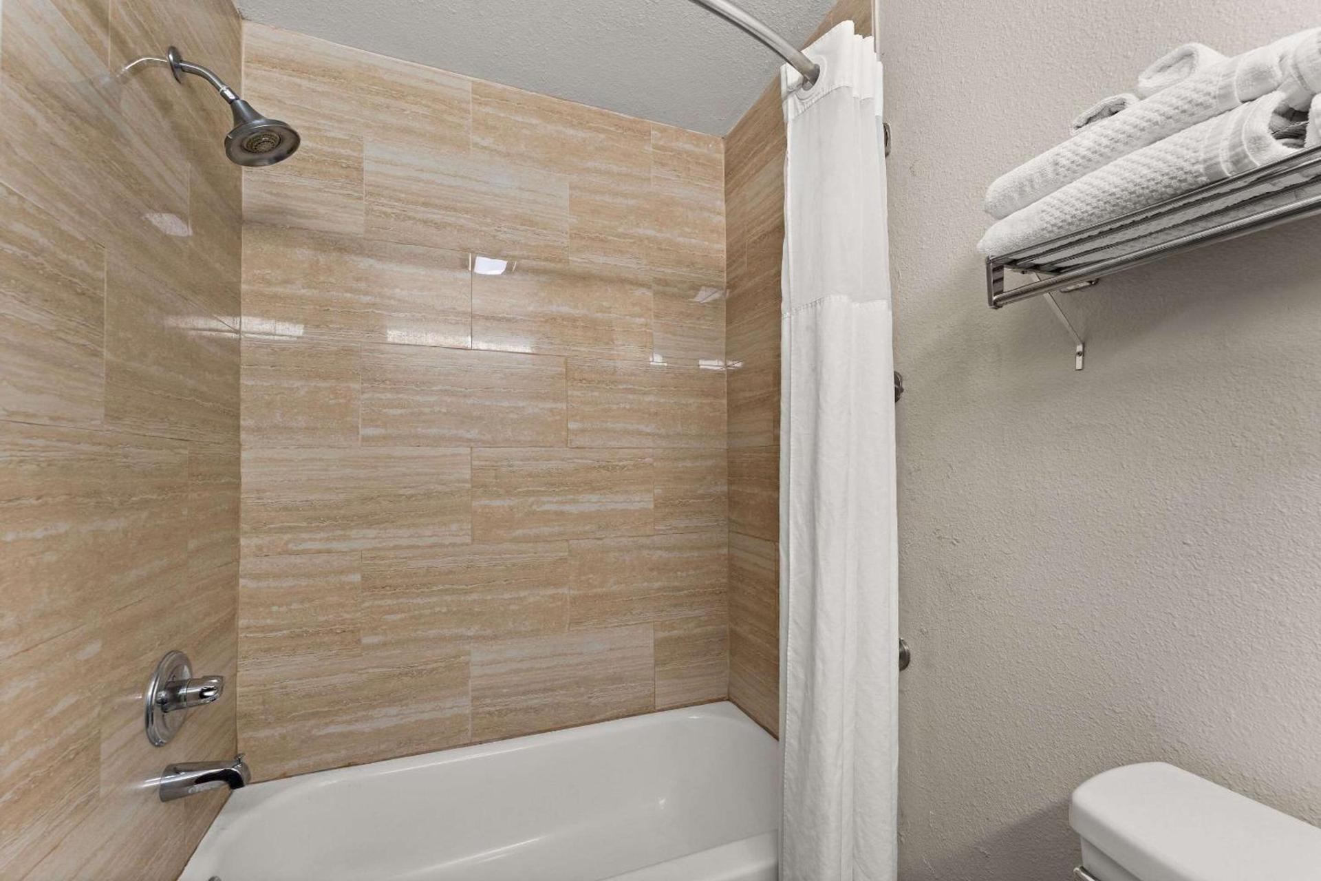 Quality Inn Sandersville photo 2