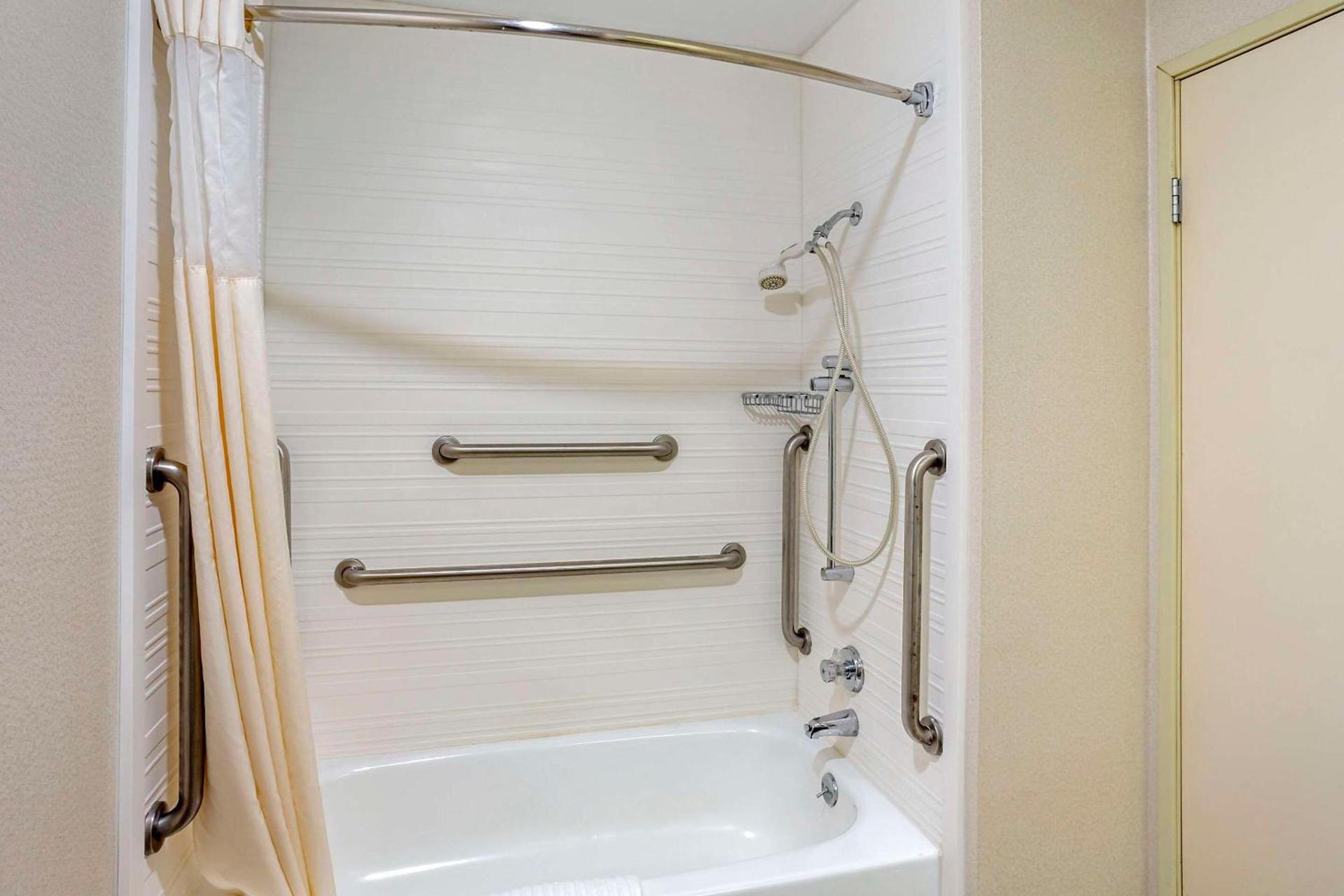 Quality Suites Moab near Arches National Park photo 12