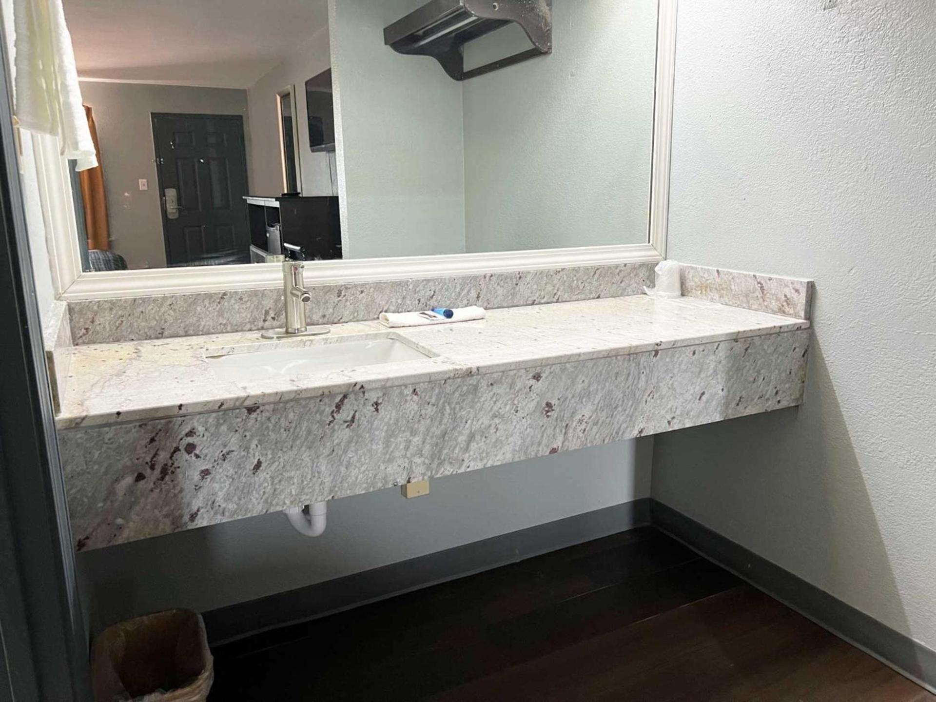 Red Carpet Inn & Suites photo 18