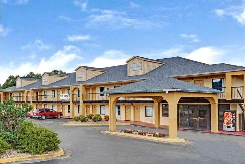 Red Carpet Inn & Suites photo 1