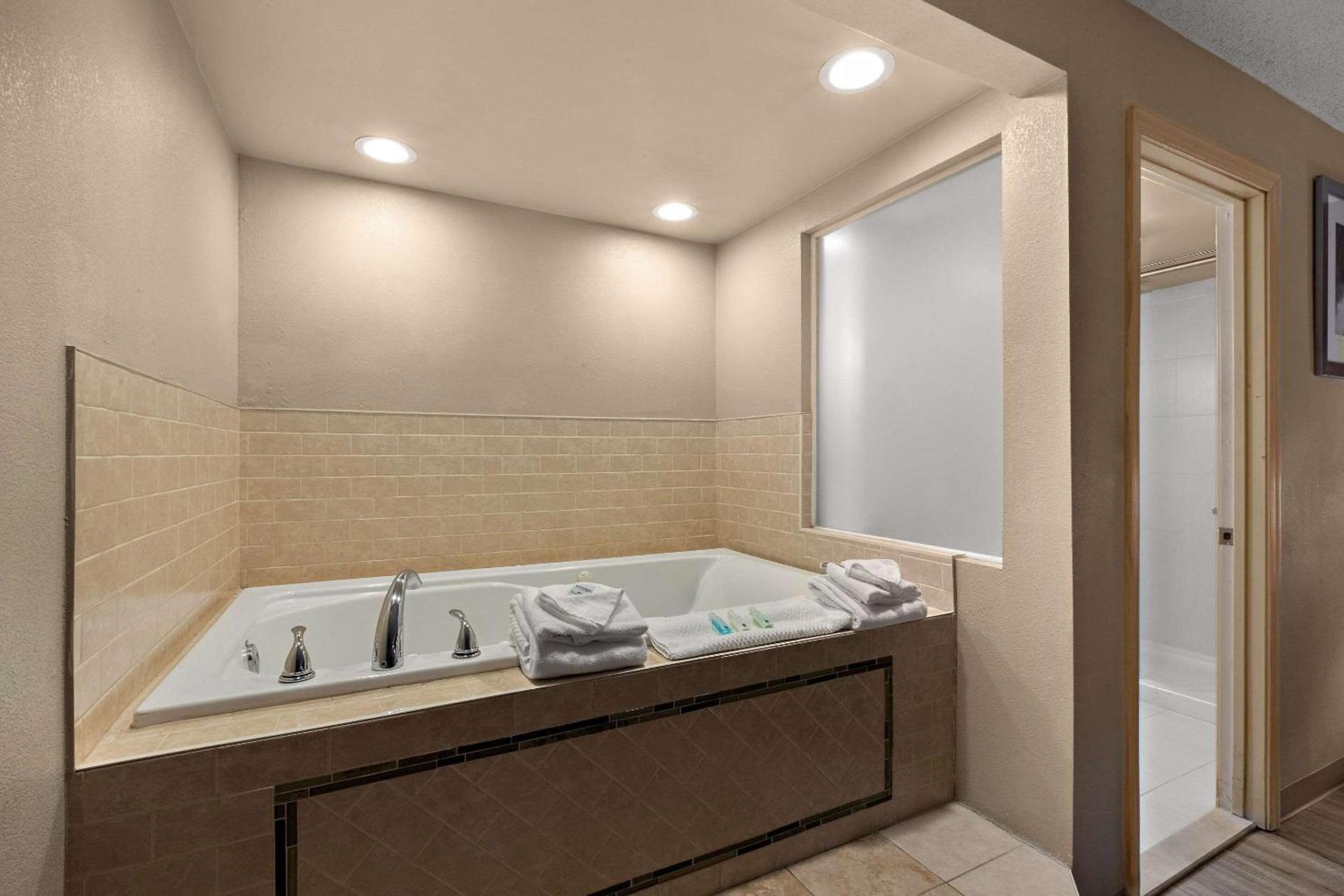 Quality Inn Wayne - Fairfield Area photo 18