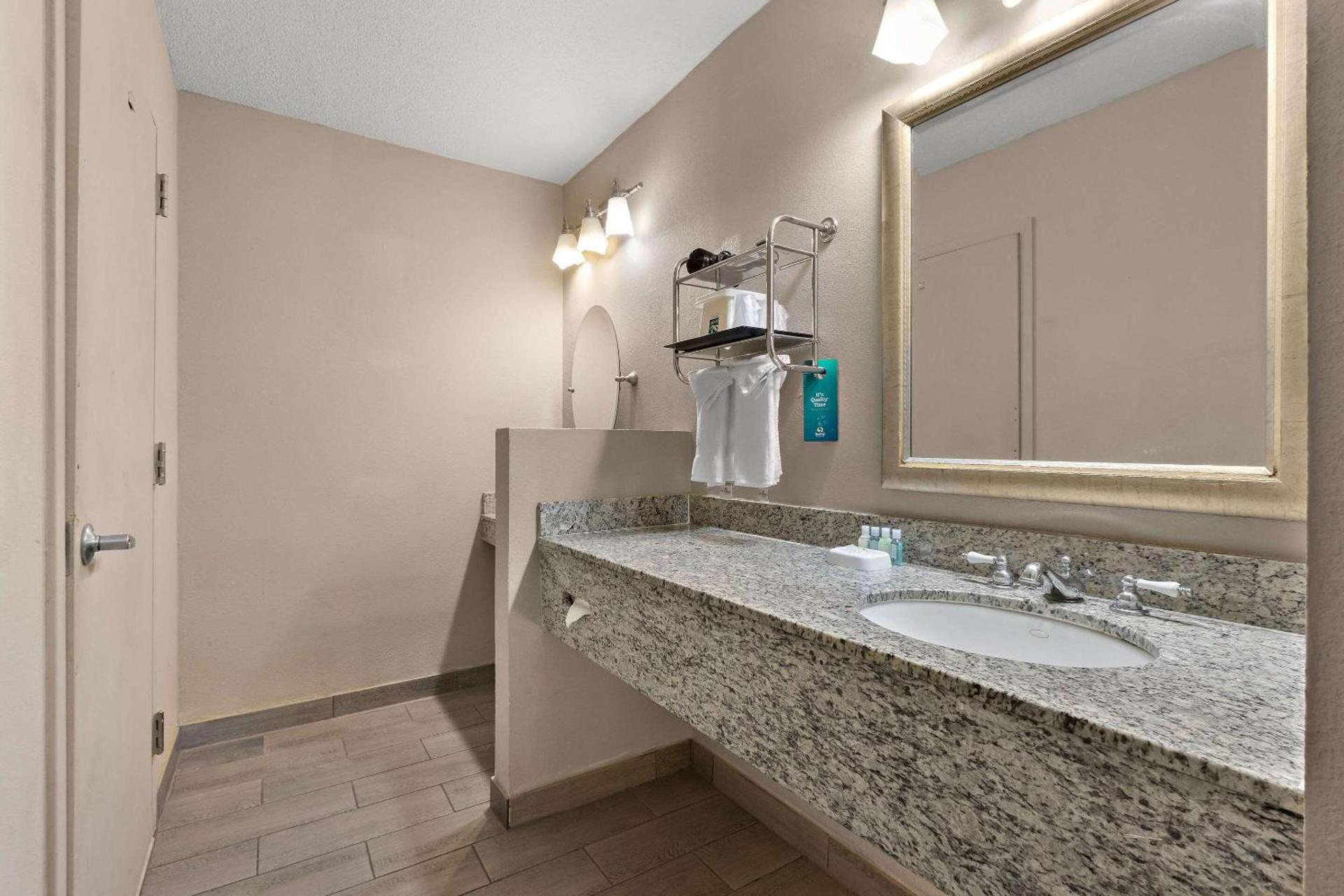 Quality Inn Wayne - Fairfield Area photo 25