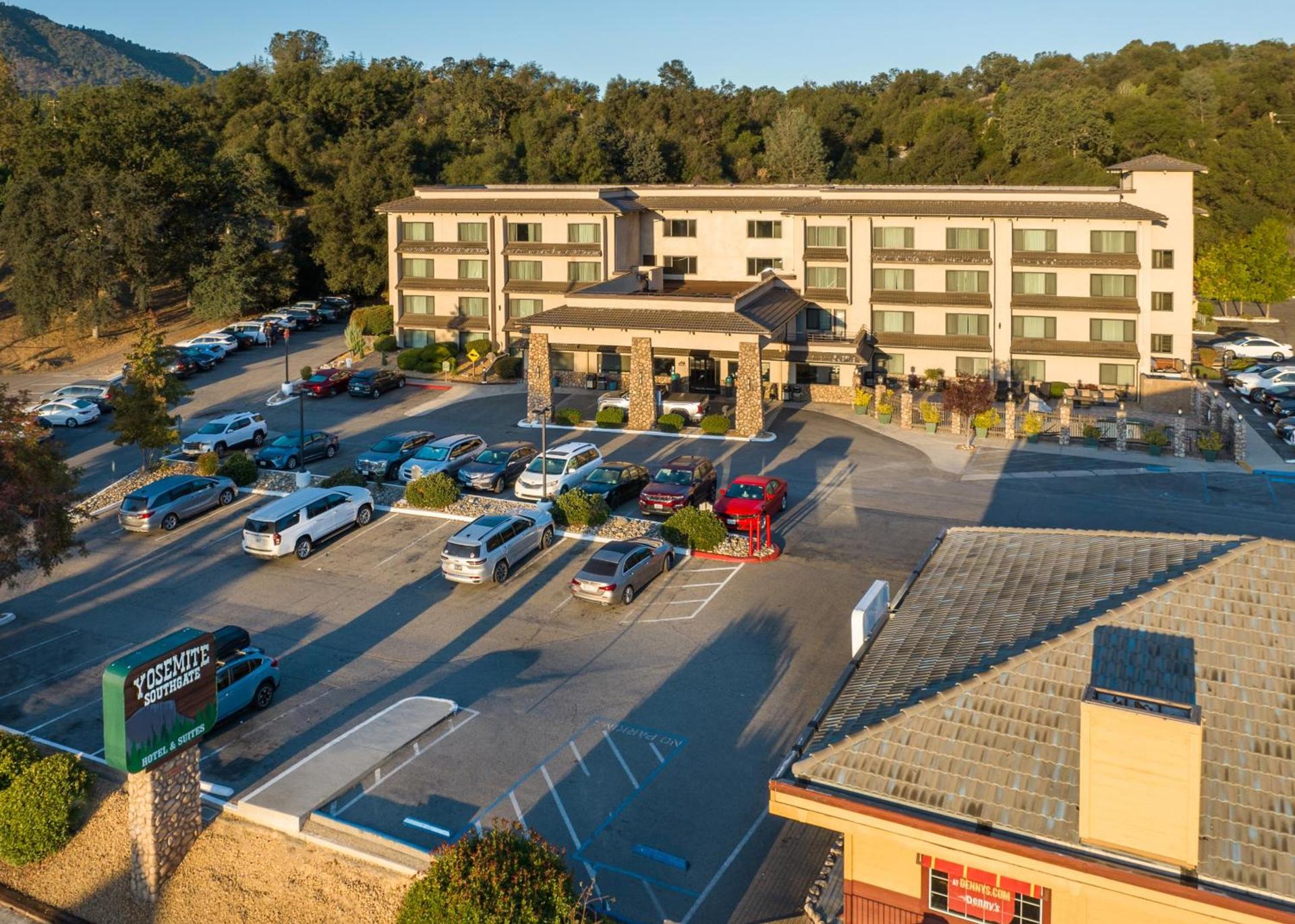 Yosemite Southgate Hotel & Suites photo 2