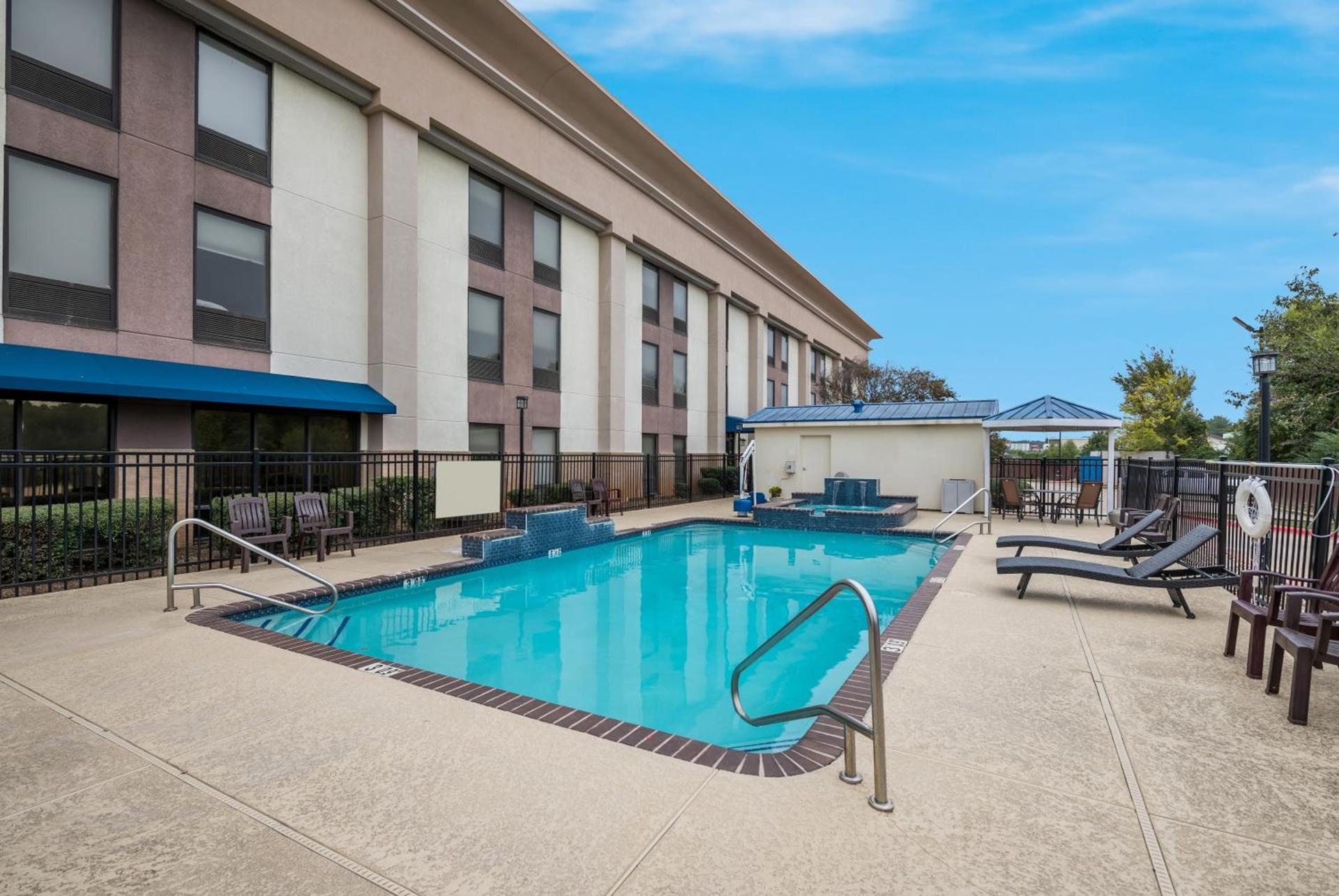 Hampton Inn Marshall photo 52
