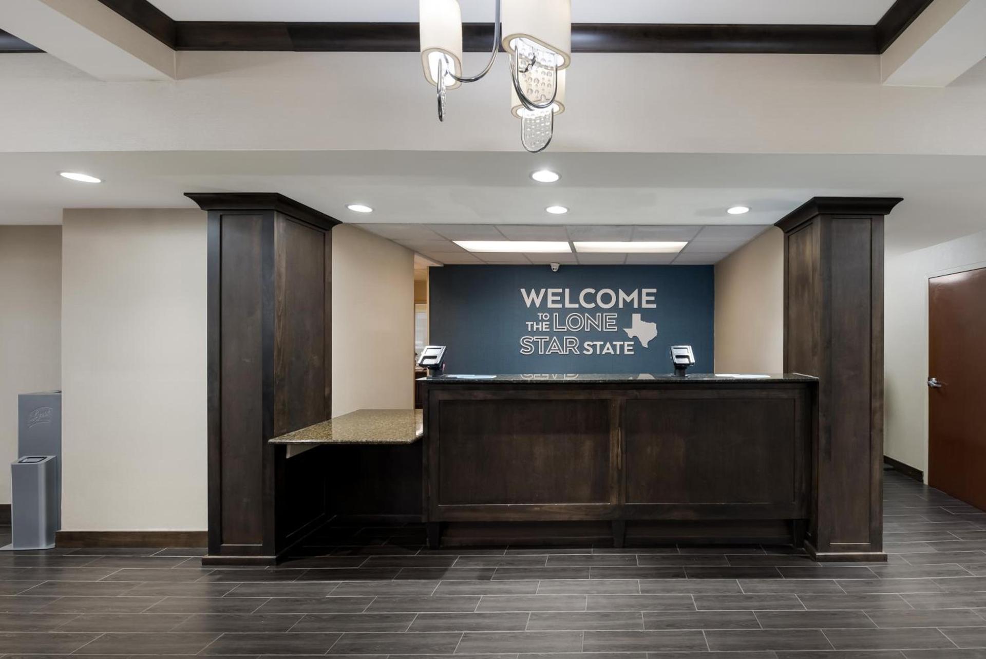 Hampton Inn Marshall photo 39