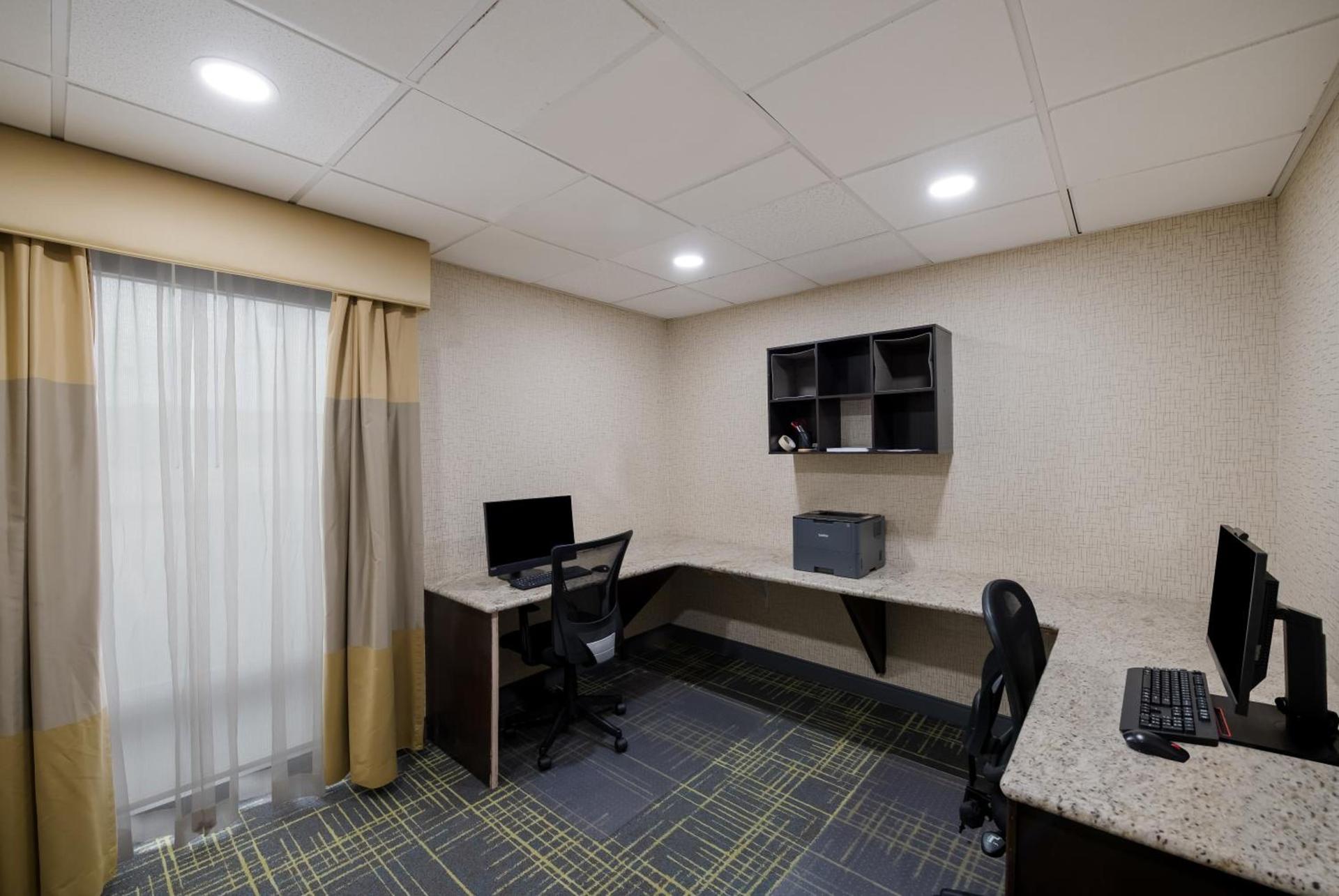 Hampton Inn Marshall photo 57