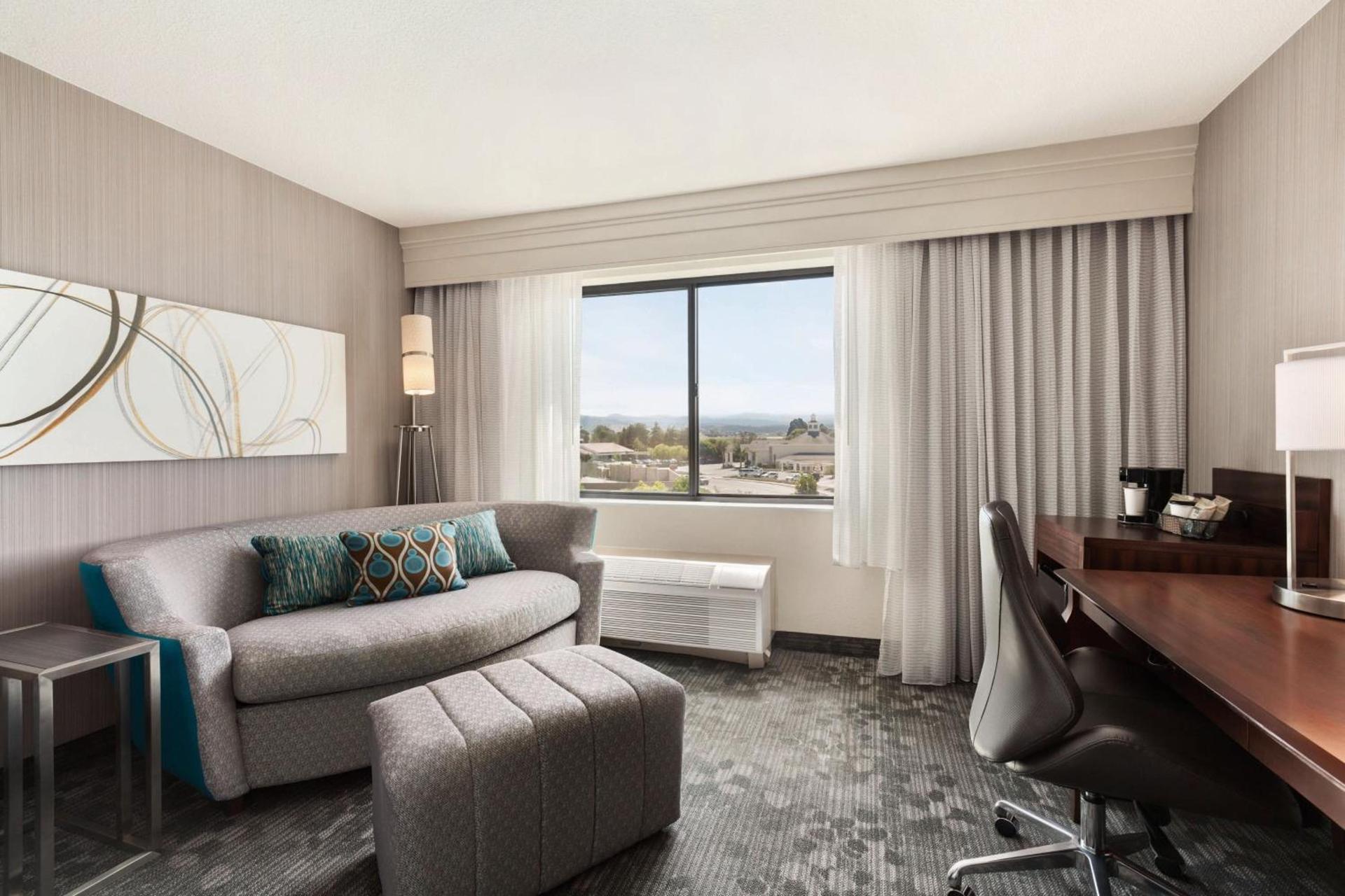 Courtyard By Marriott Salinas Monterey photo 11