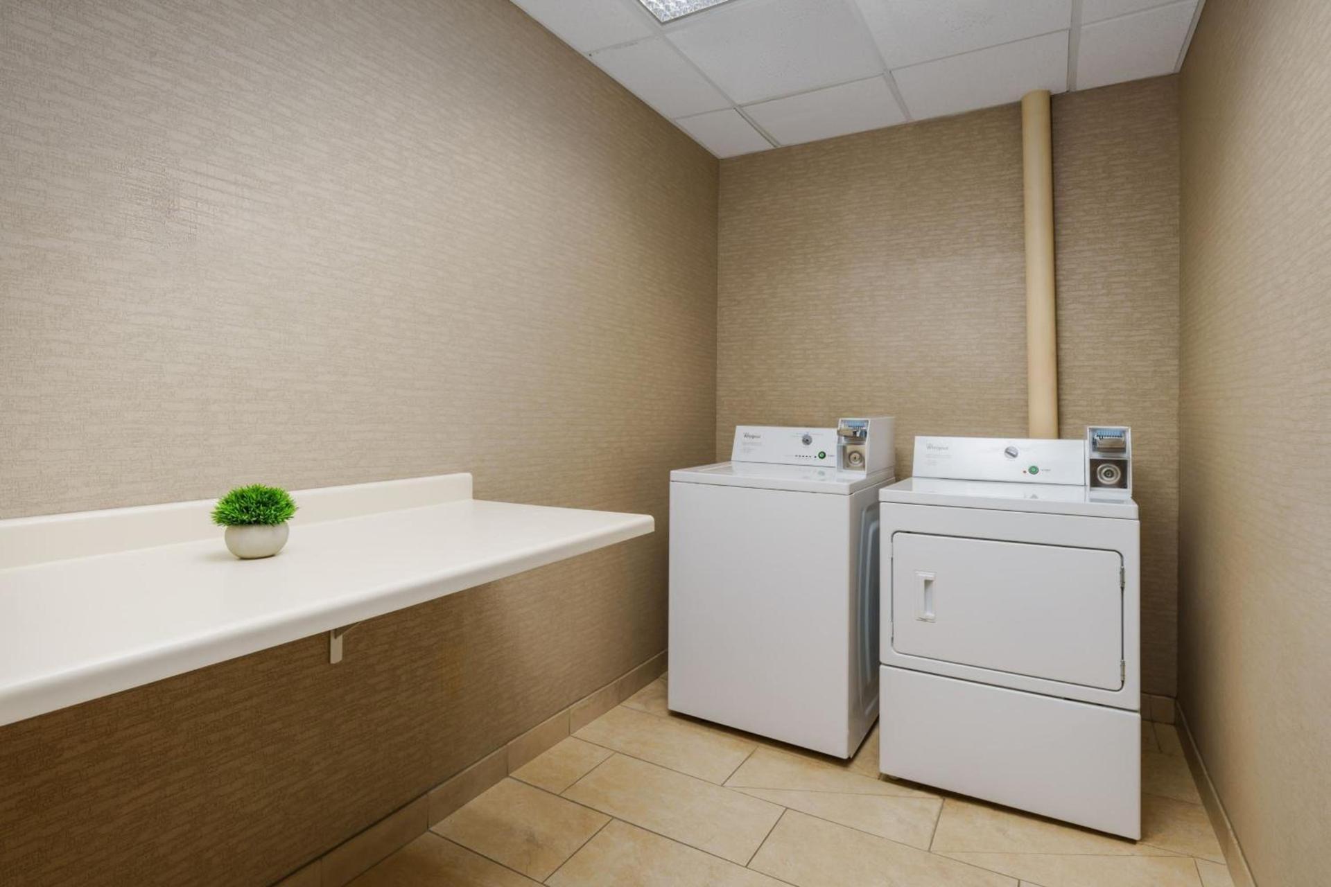 Courtyard By Marriott Salinas Monterey photo 26