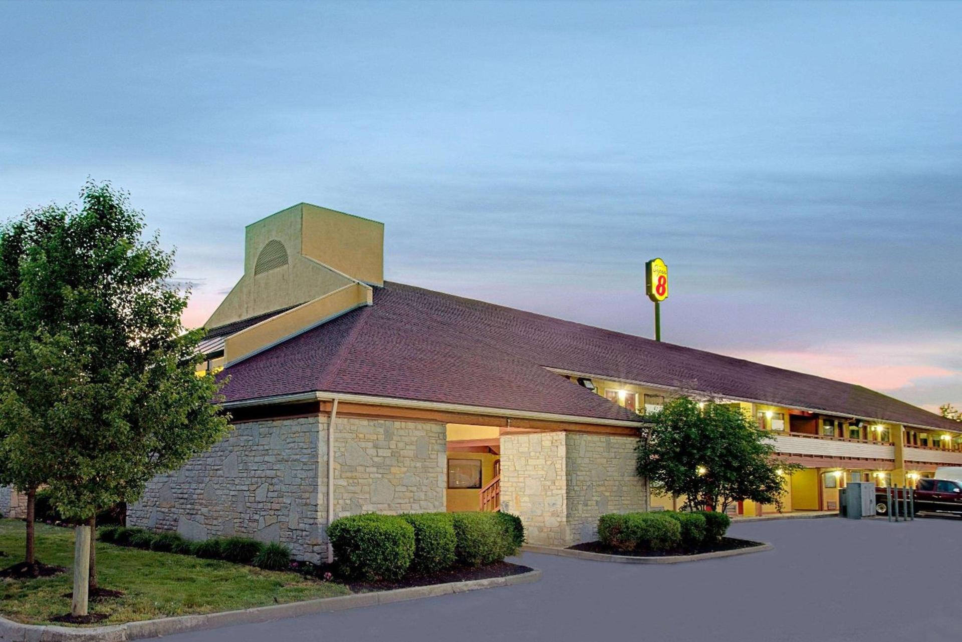 Super 8 by Wyndham Cincinnati-Springdale OH photo 3