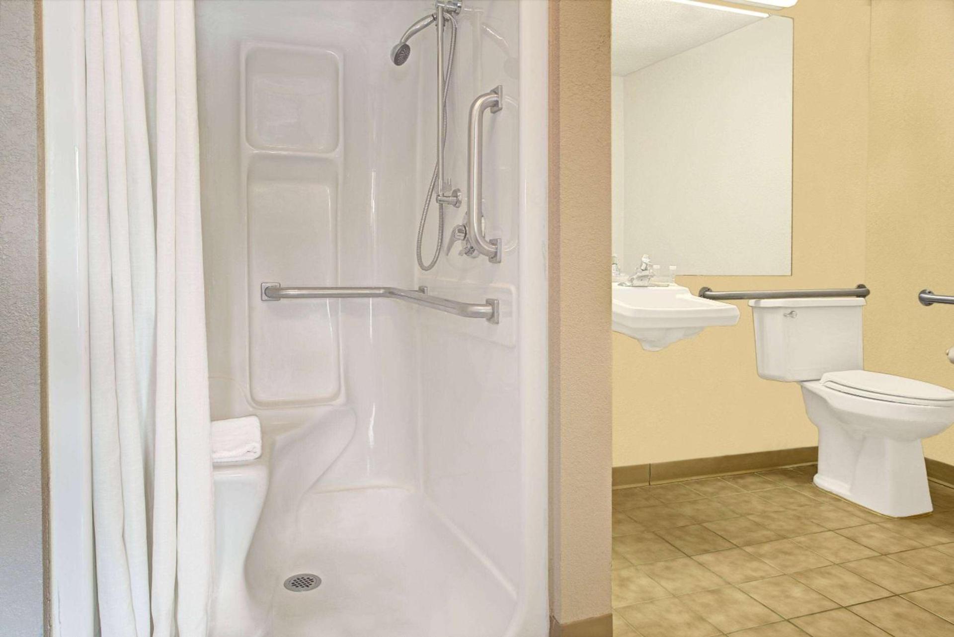 Super 8 by Wyndham Cincinnati-Springdale OH photo 5