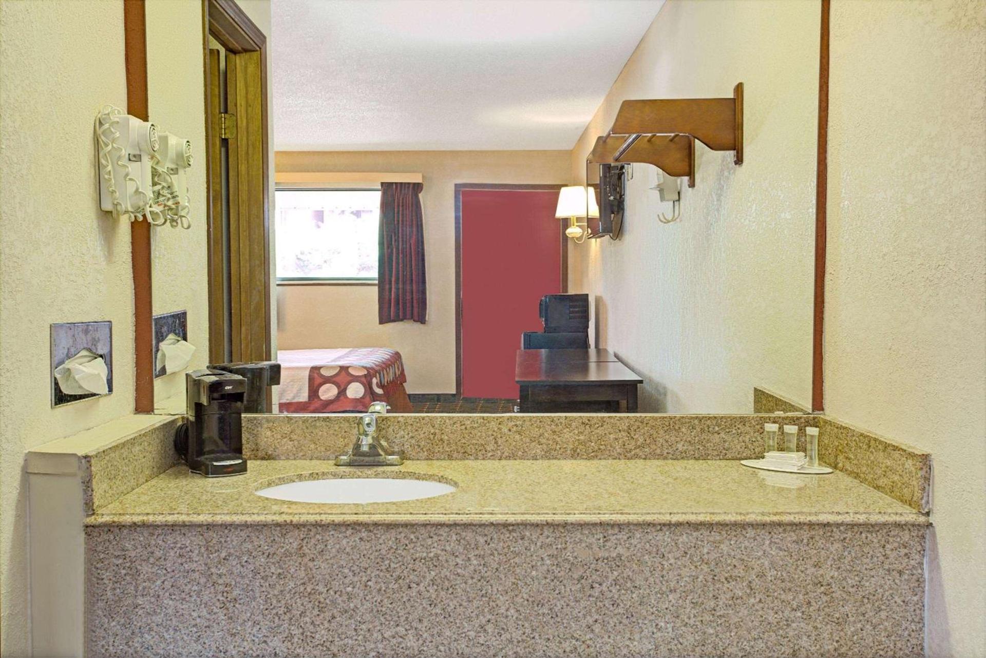 Super 8 by Wyndham Cincinnati-Springdale OH photo 6