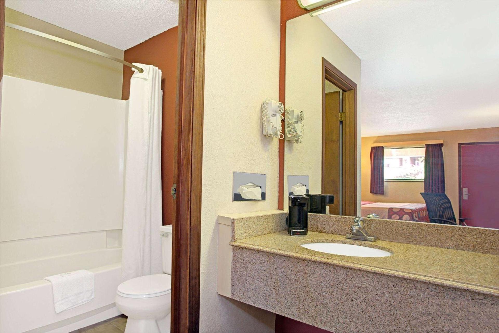 Super 8 by Wyndham Cincinnati-Springdale OH photo 7