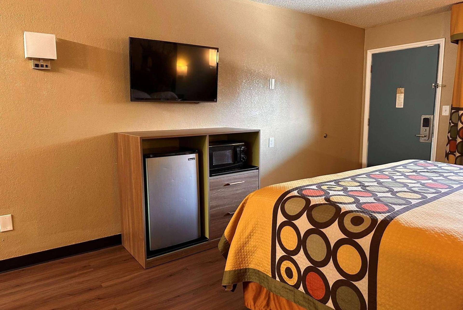 Super 8 by Wyndham Cincinnati-Springdale OH photo 13
