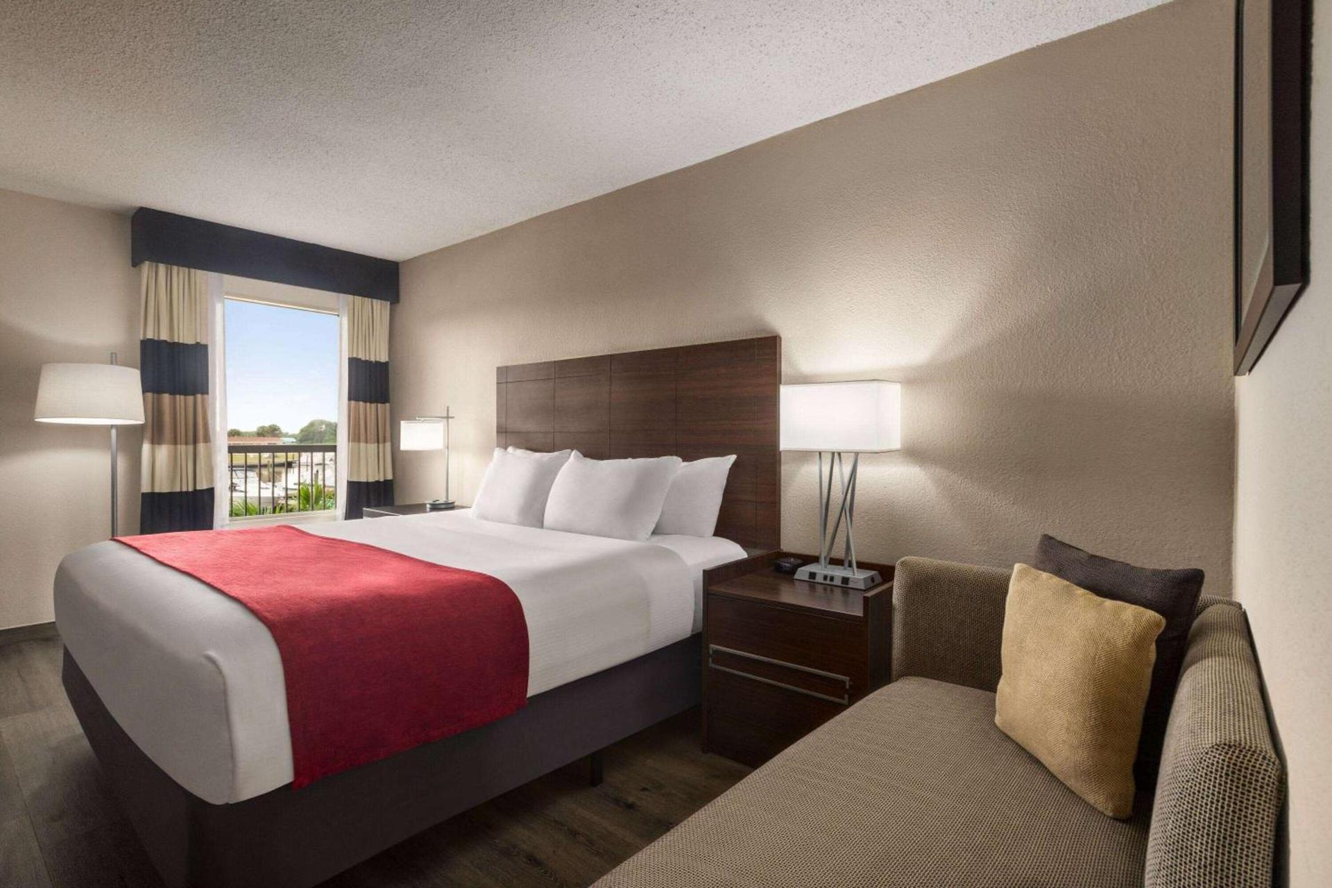 Ramada by Wyndham Sarasota Waterfront photo 24