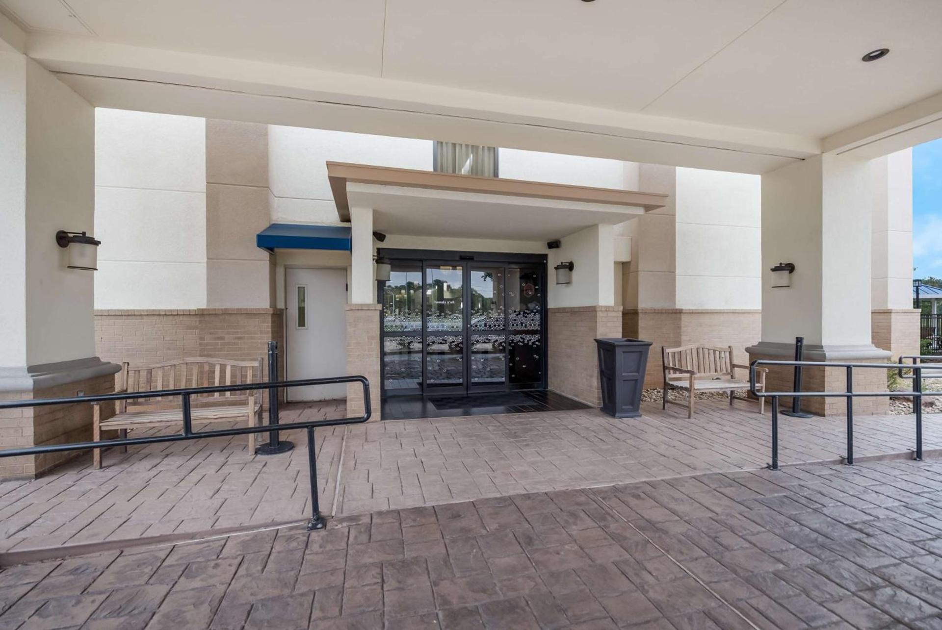 Hampton Inn Marshall photo 2