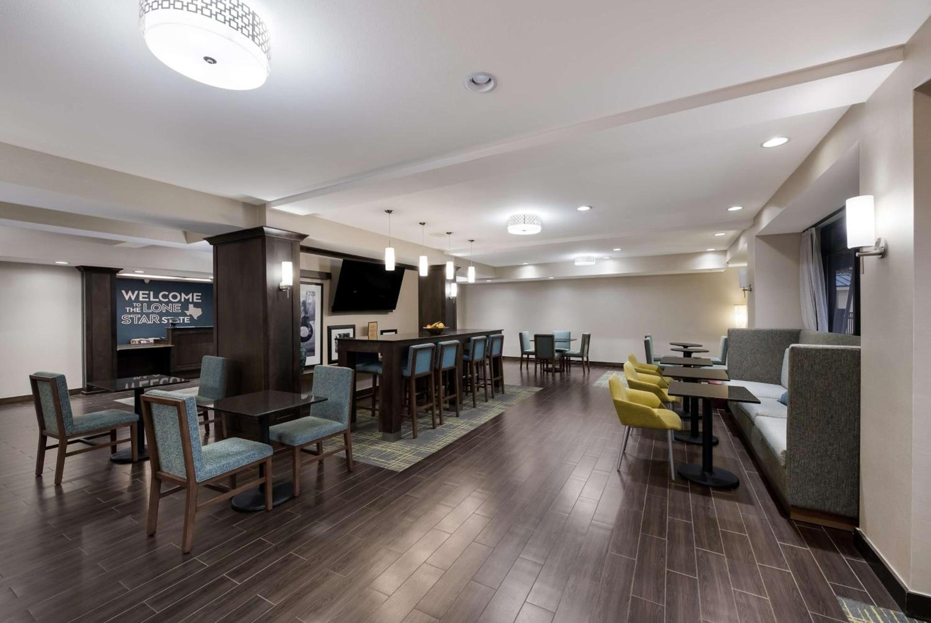 Hampton Inn Marshall photo 11