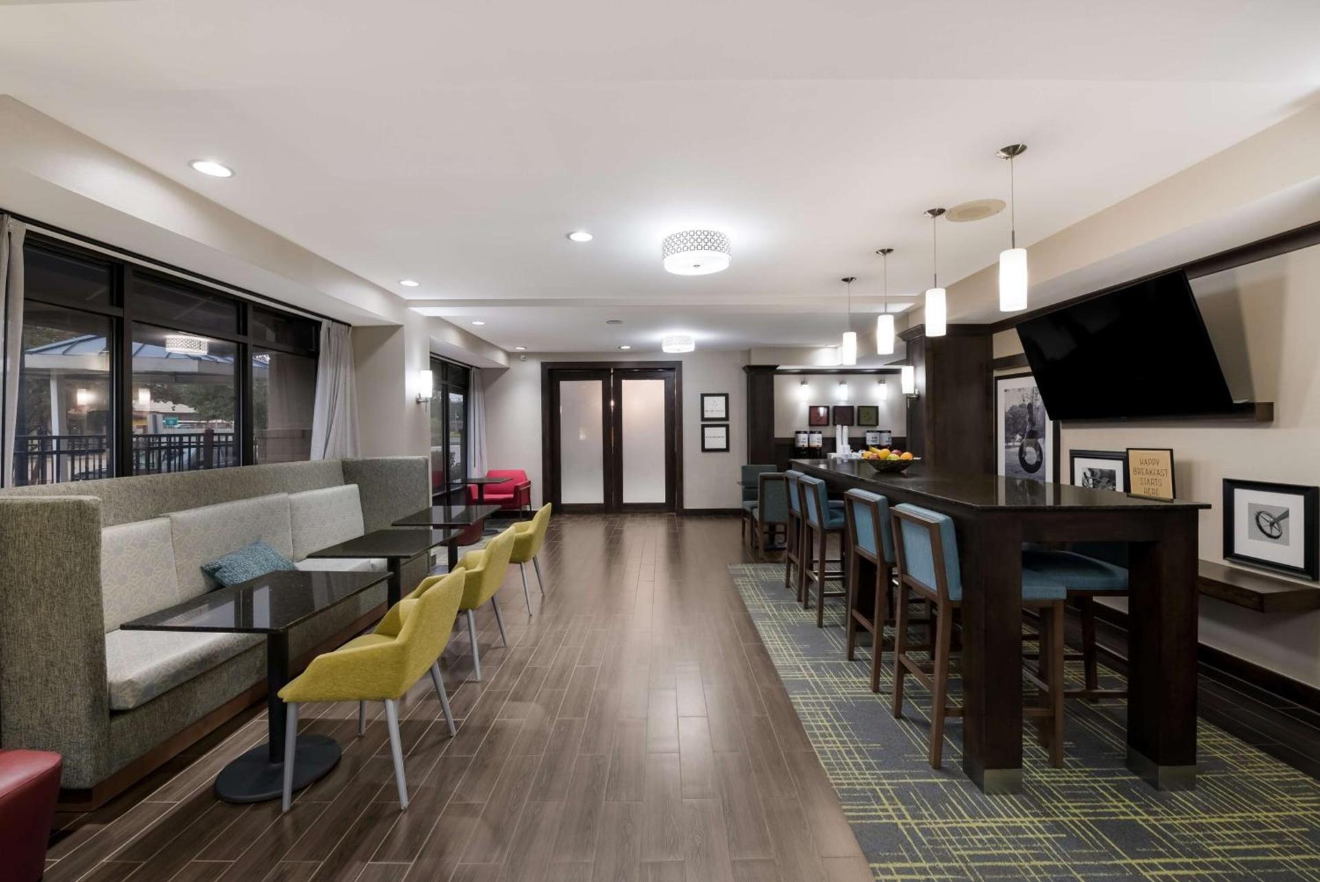 Hampton Inn Marshall photo 12