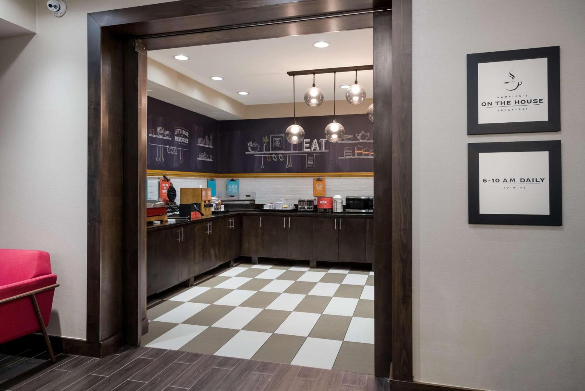 Hampton Inn Marshall photo 13