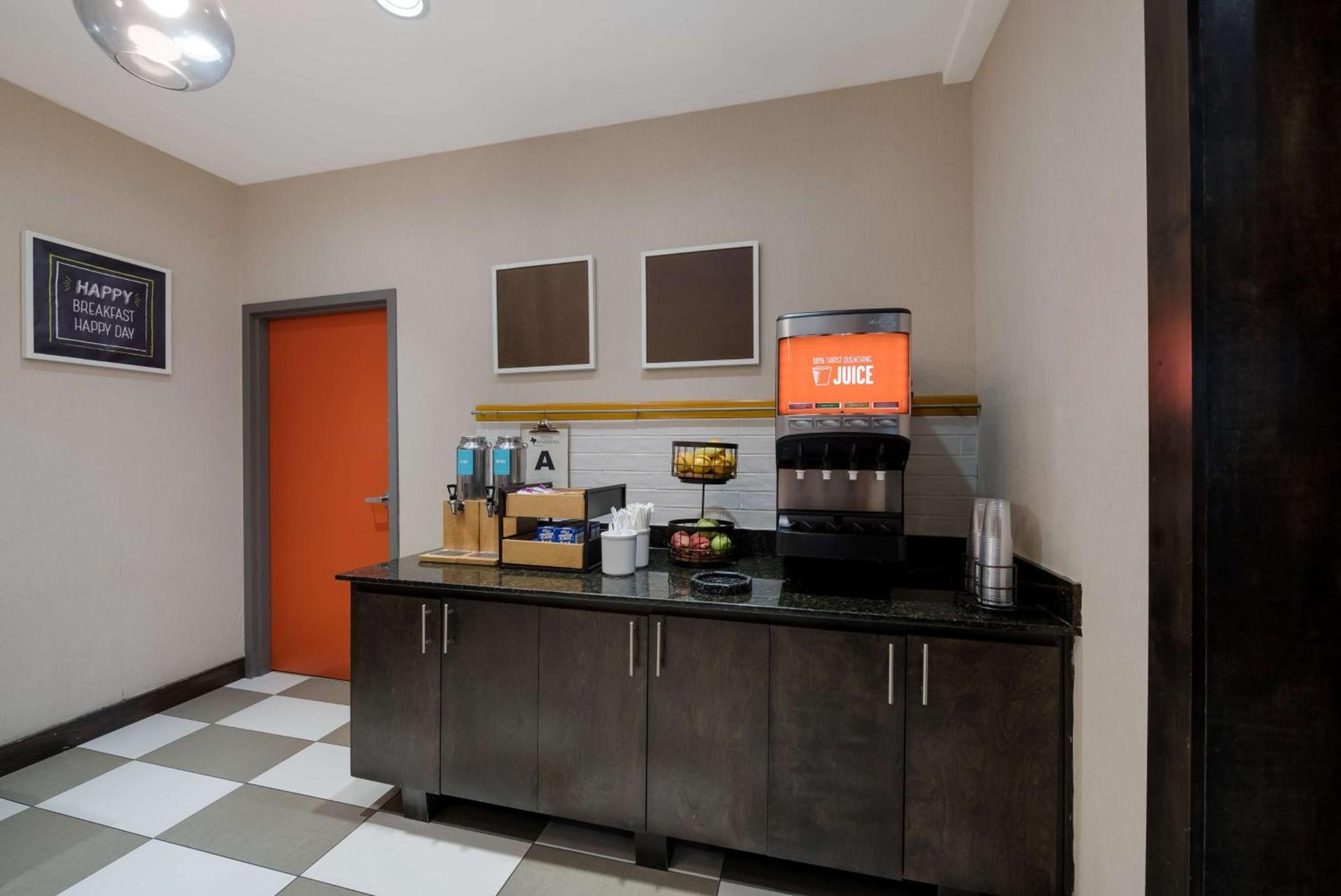 Hampton Inn Marshall photo 16