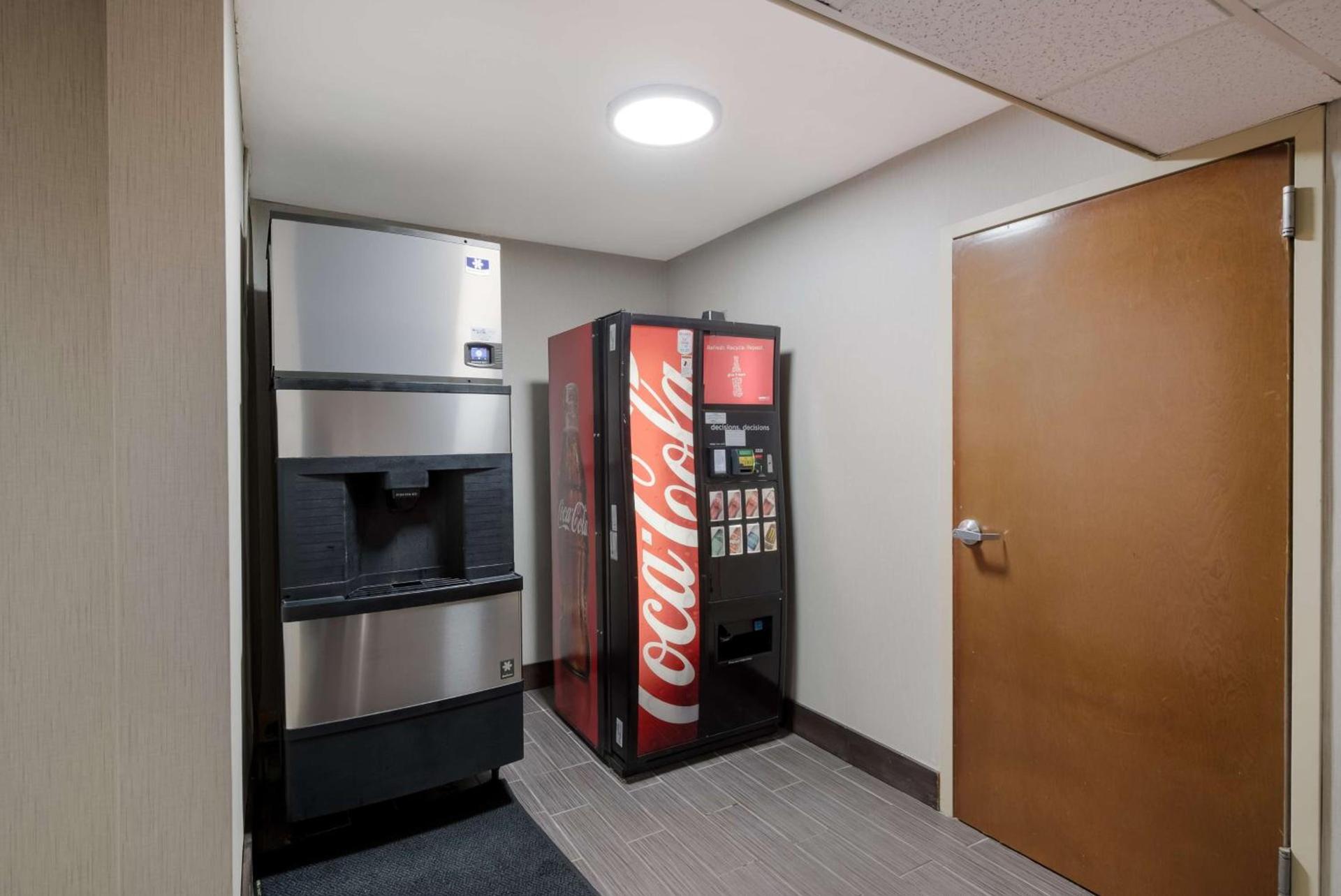 Hampton Inn Marshall photo 20