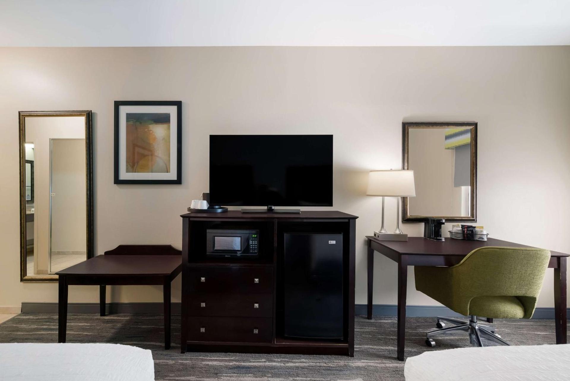 Hampton Inn Marshall photo 22