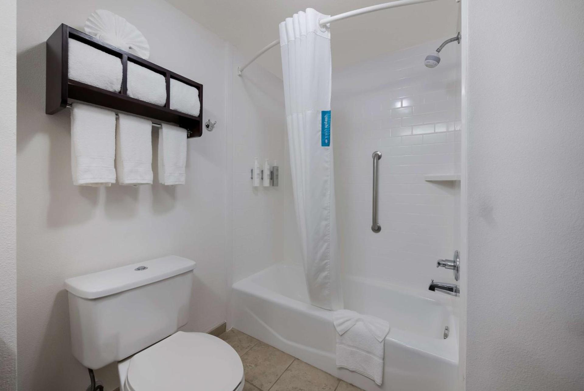 Hampton Inn Marshall photo 27