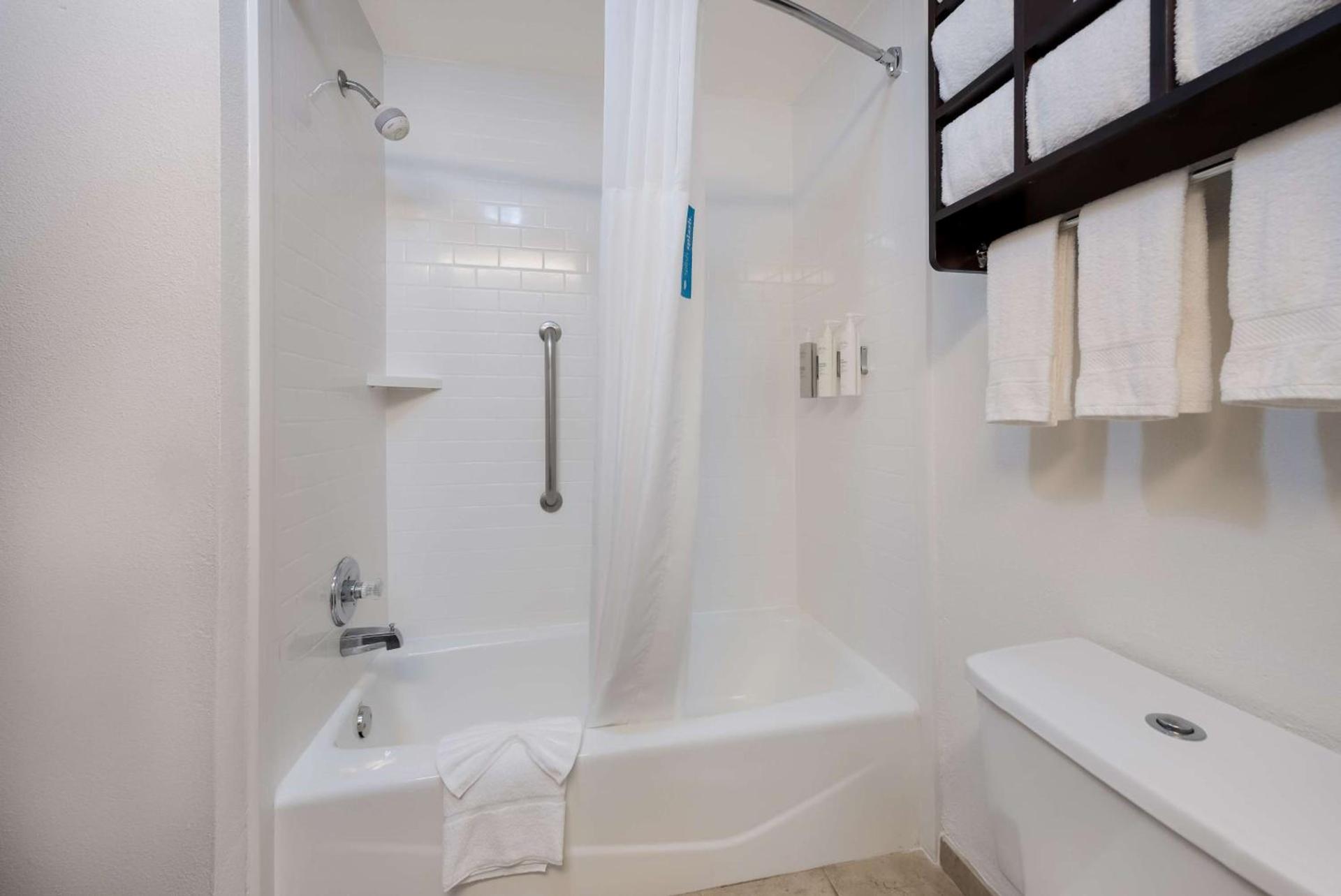 Hampton Inn Marshall photo 29