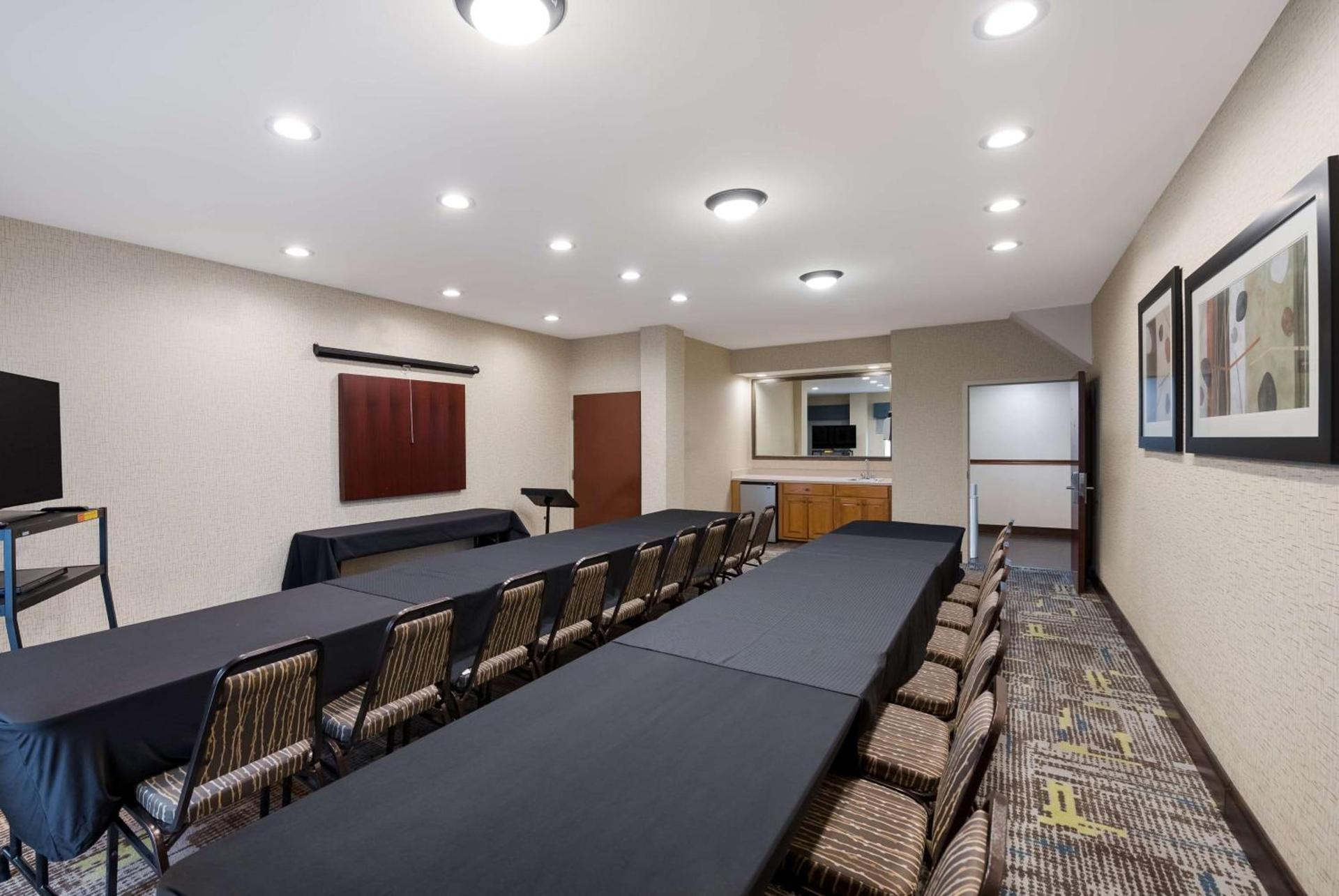 Hampton Inn Marshall photo 32