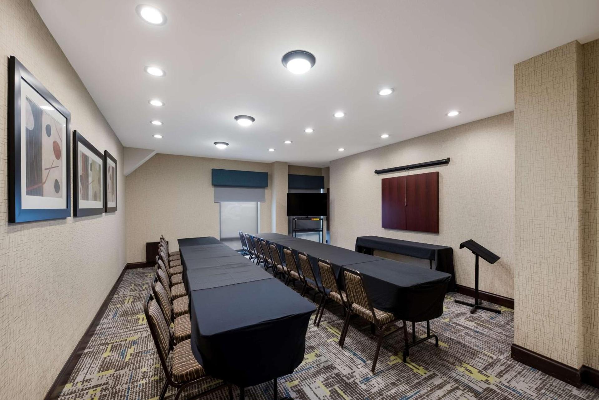 Hampton Inn Marshall photo 34