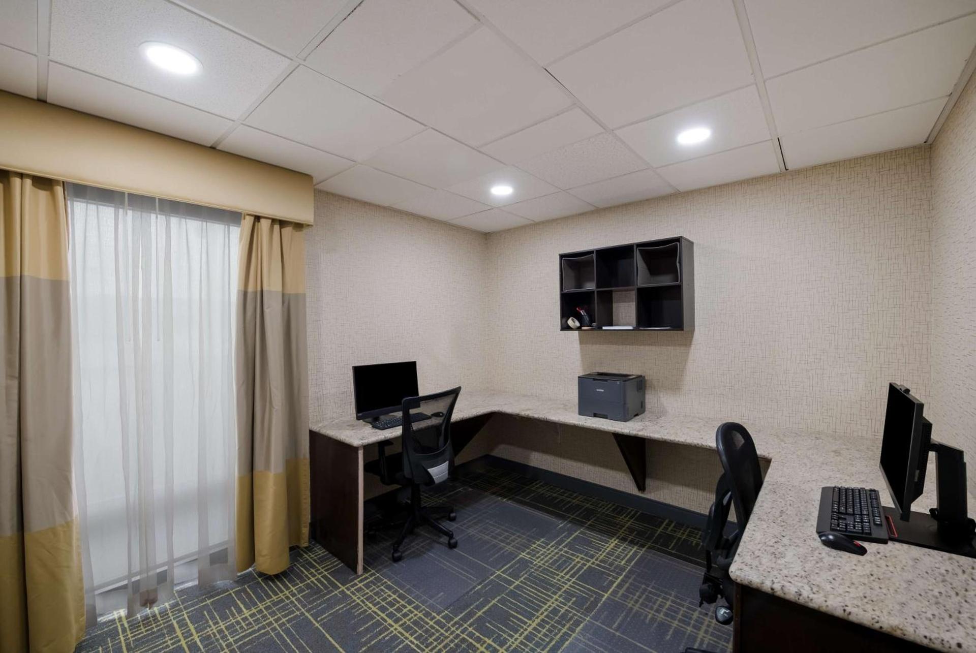 Hampton Inn Marshall photo 36