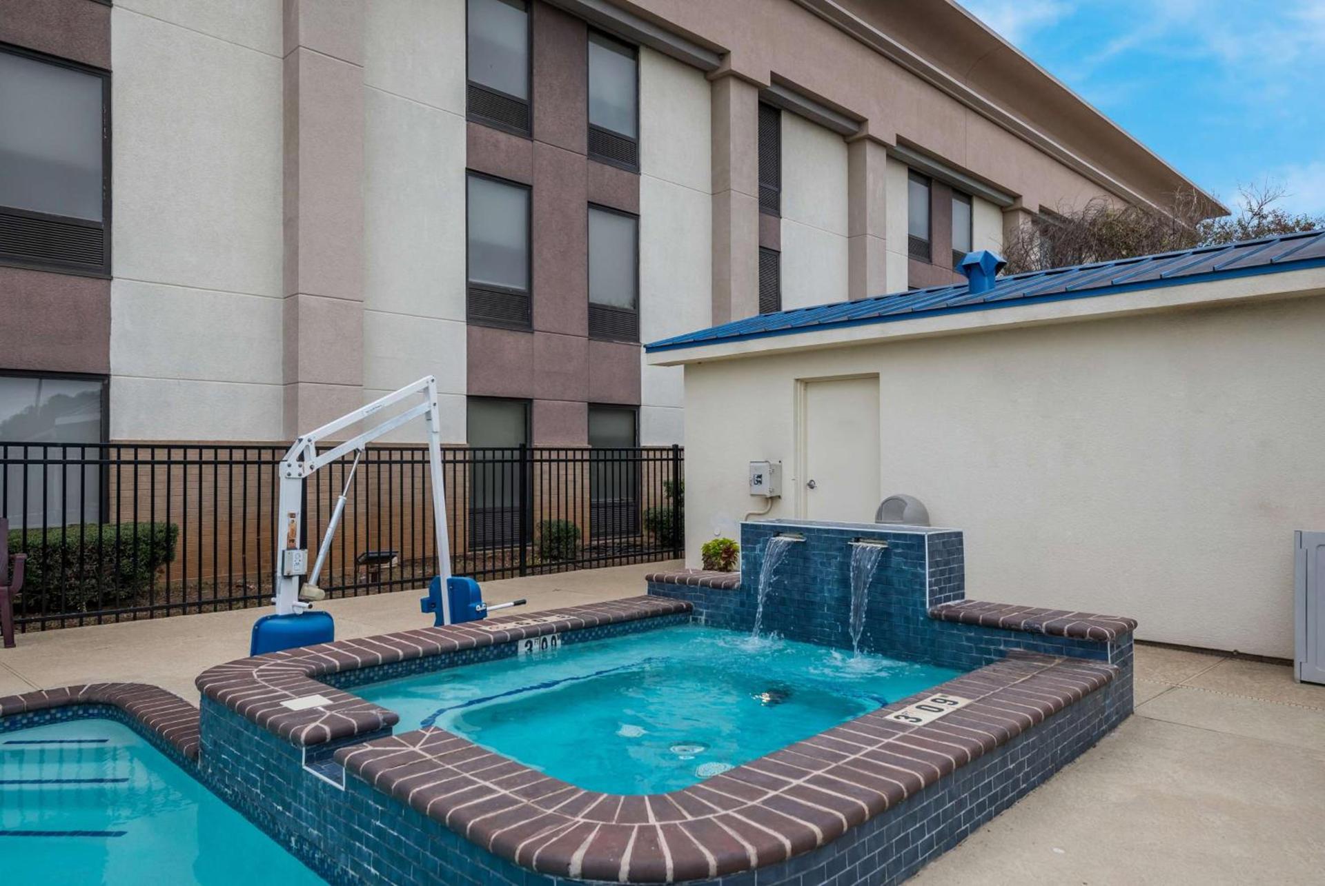 Hampton Inn Marshall photo 35
