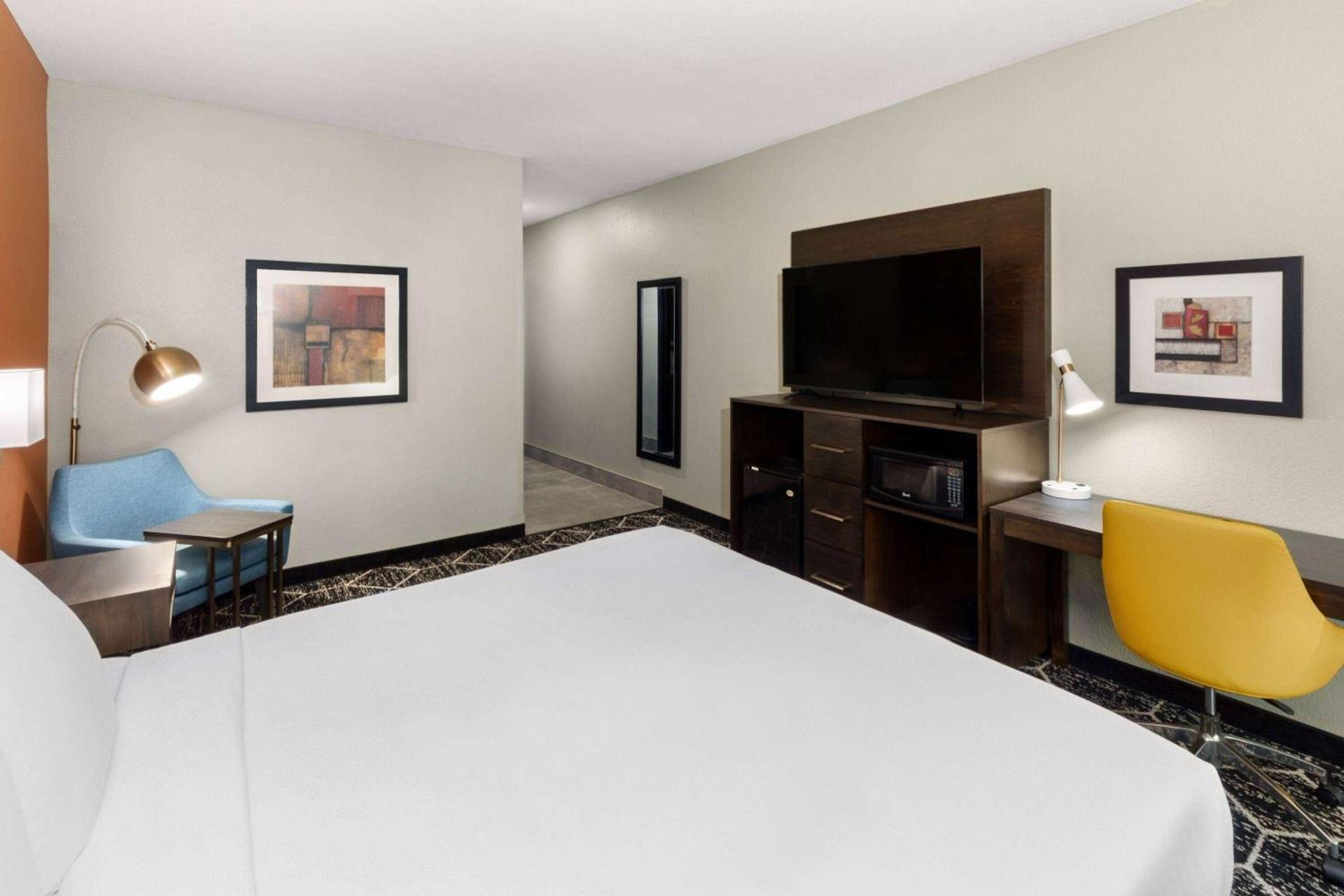 La Quinta by Wyndham Olathe photo 8