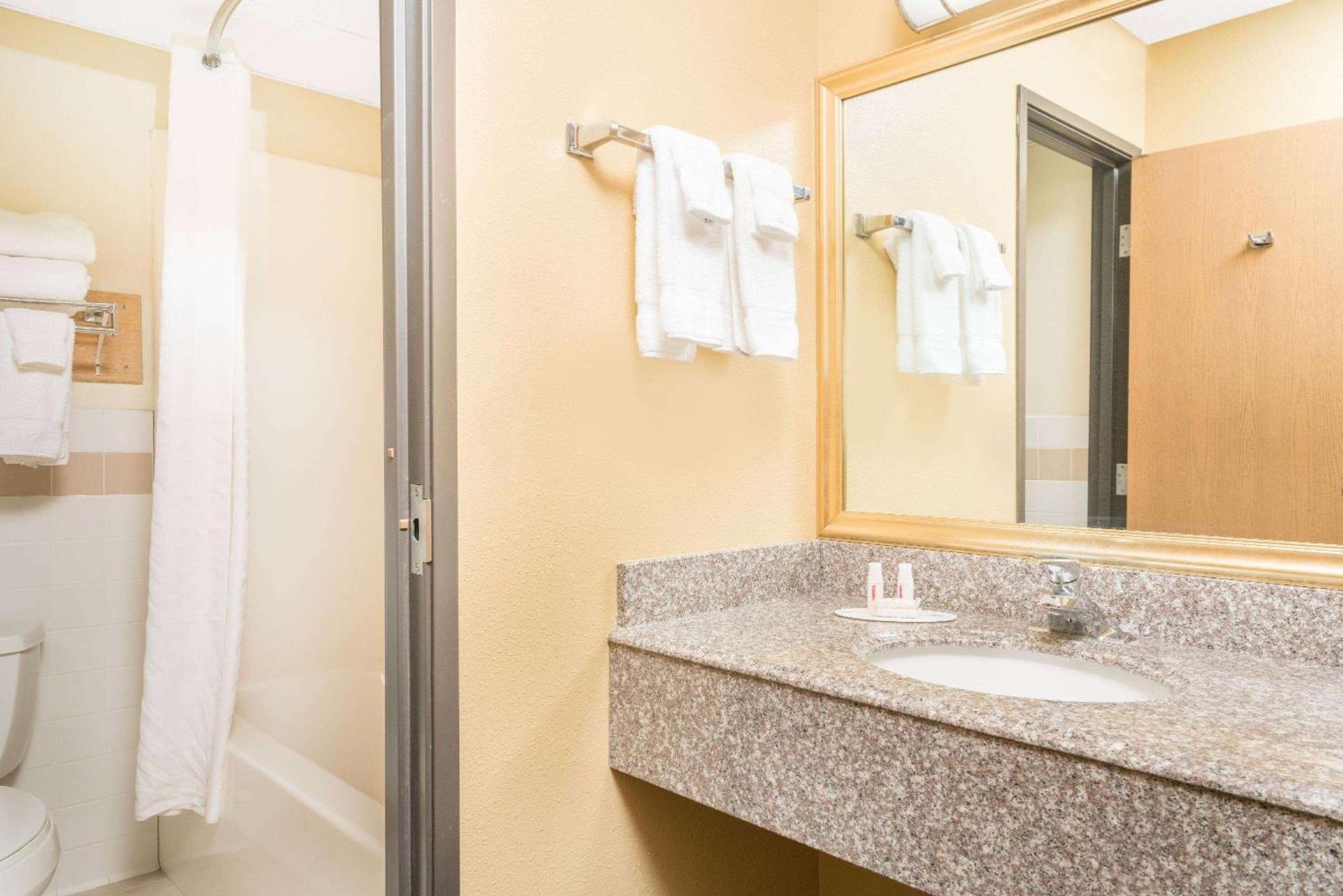 Baymont by Wyndham Kasson Rochester Area photo 8