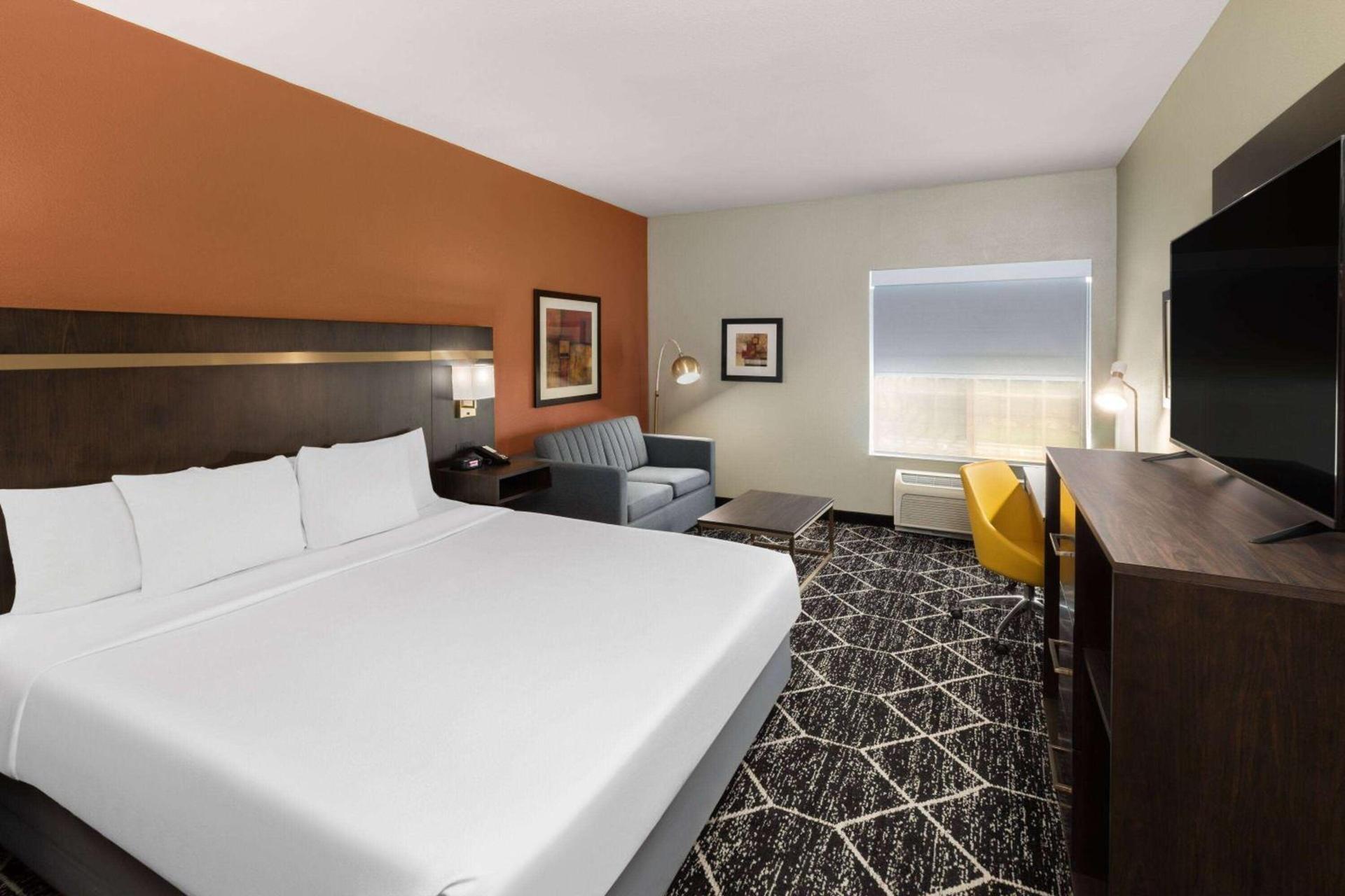 La Quinta by Wyndham Olathe photo 10