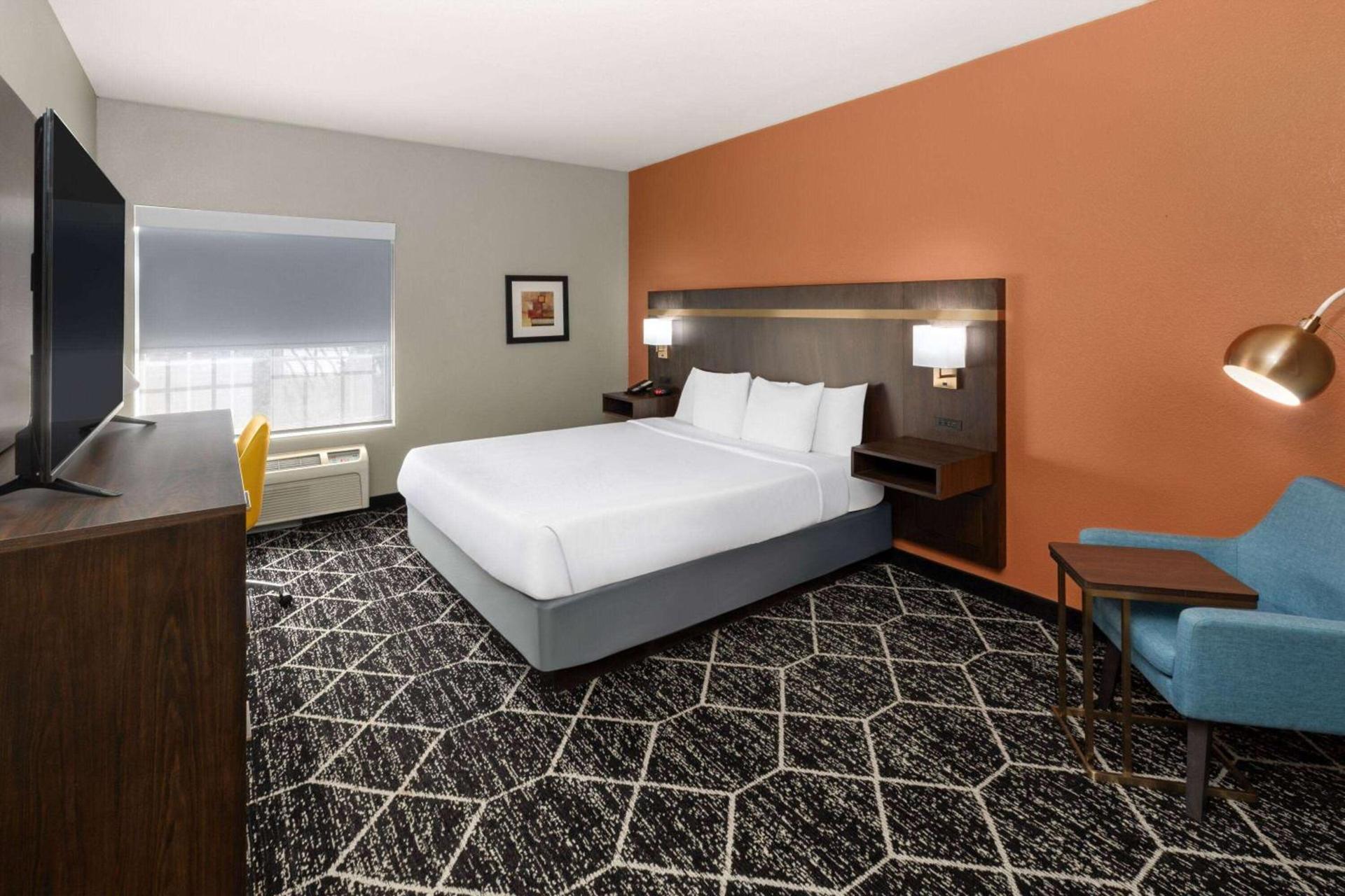 La Quinta by Wyndham Olathe photo 9