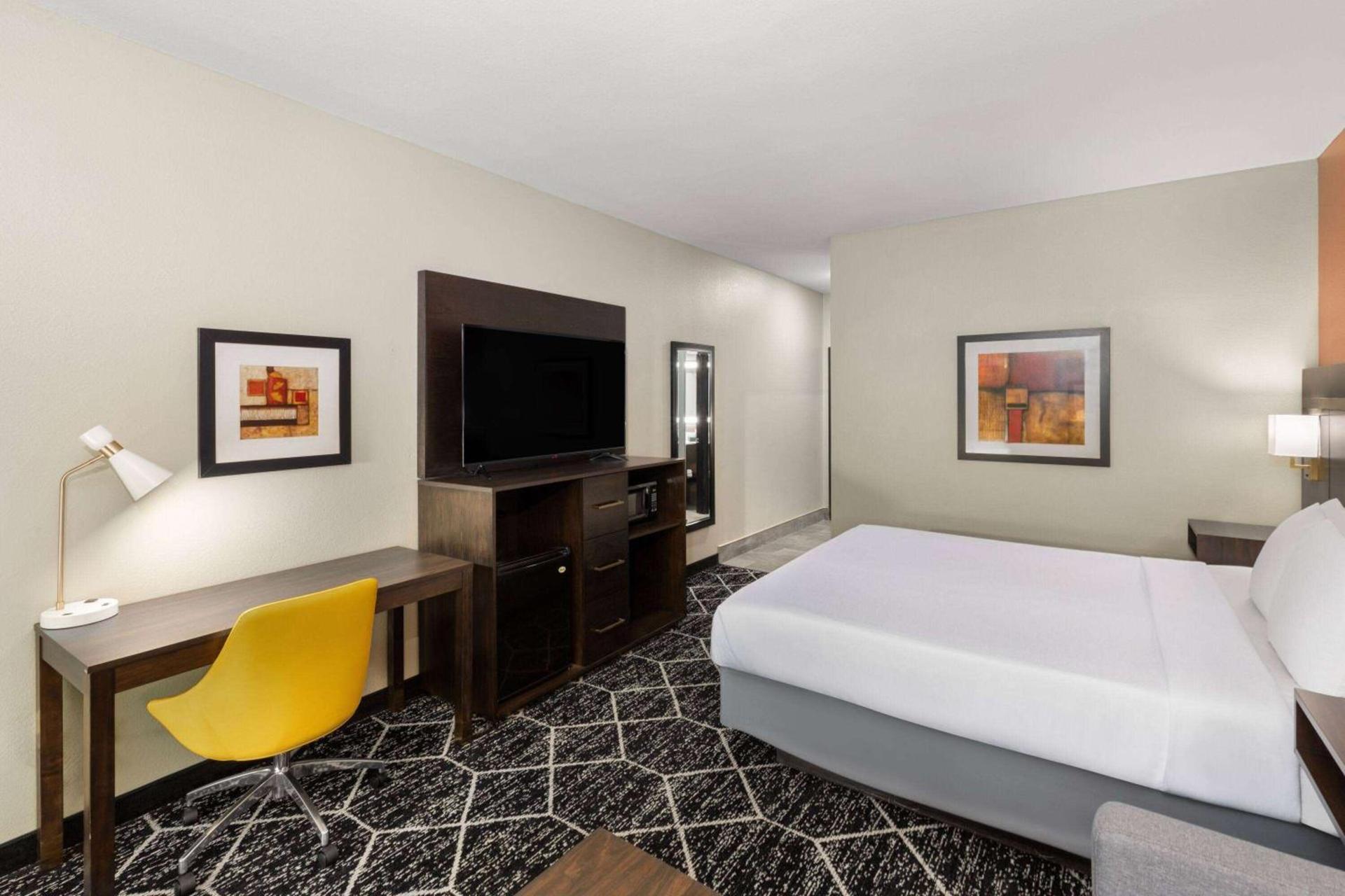 La Quinta by Wyndham Olathe photo 11