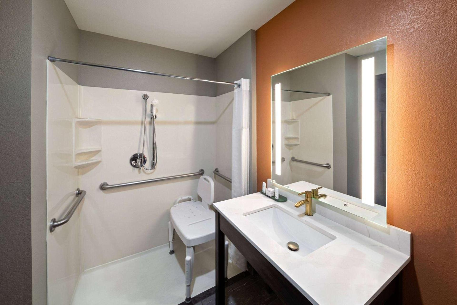 La Quinta by Wyndham Olathe photo 14