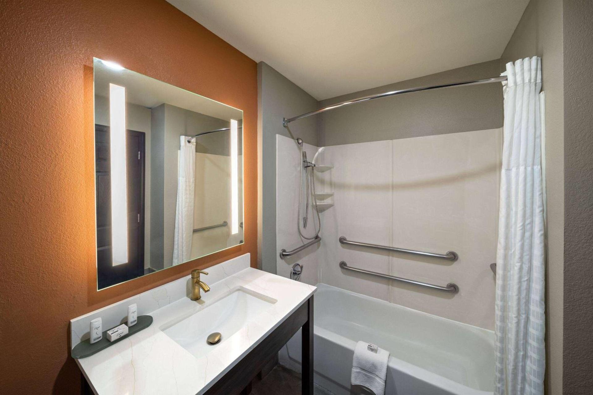 La Quinta by Wyndham Olathe photo 15
