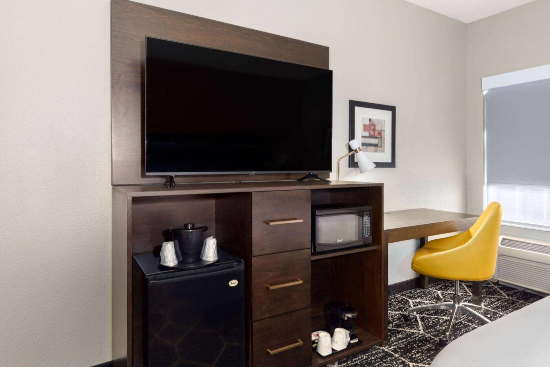 La Quinta by Wyndham Olathe photo 20