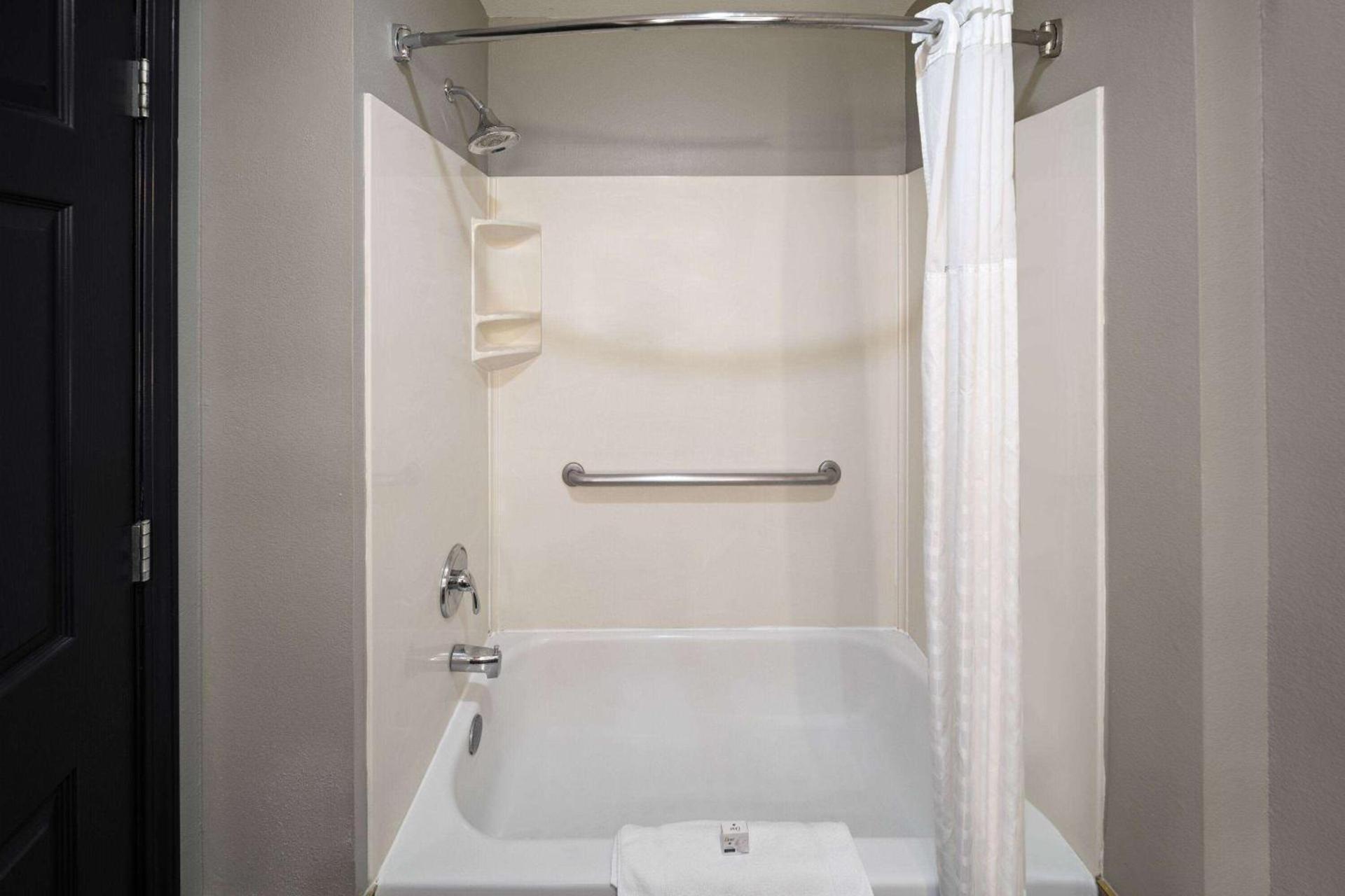 La Quinta by Wyndham Olathe photo 26