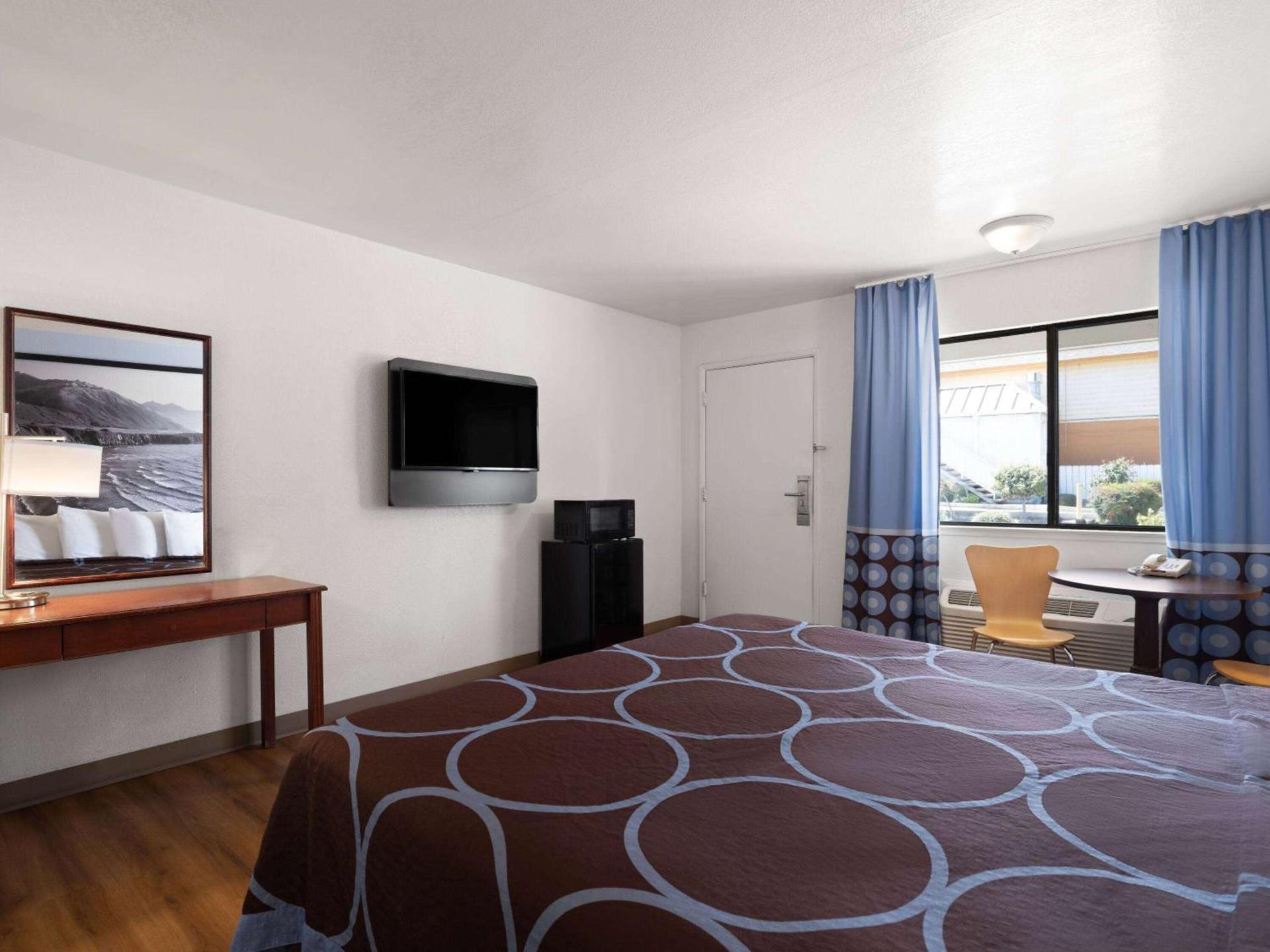 Super 8 by Wyndham Dunnigan photo 10