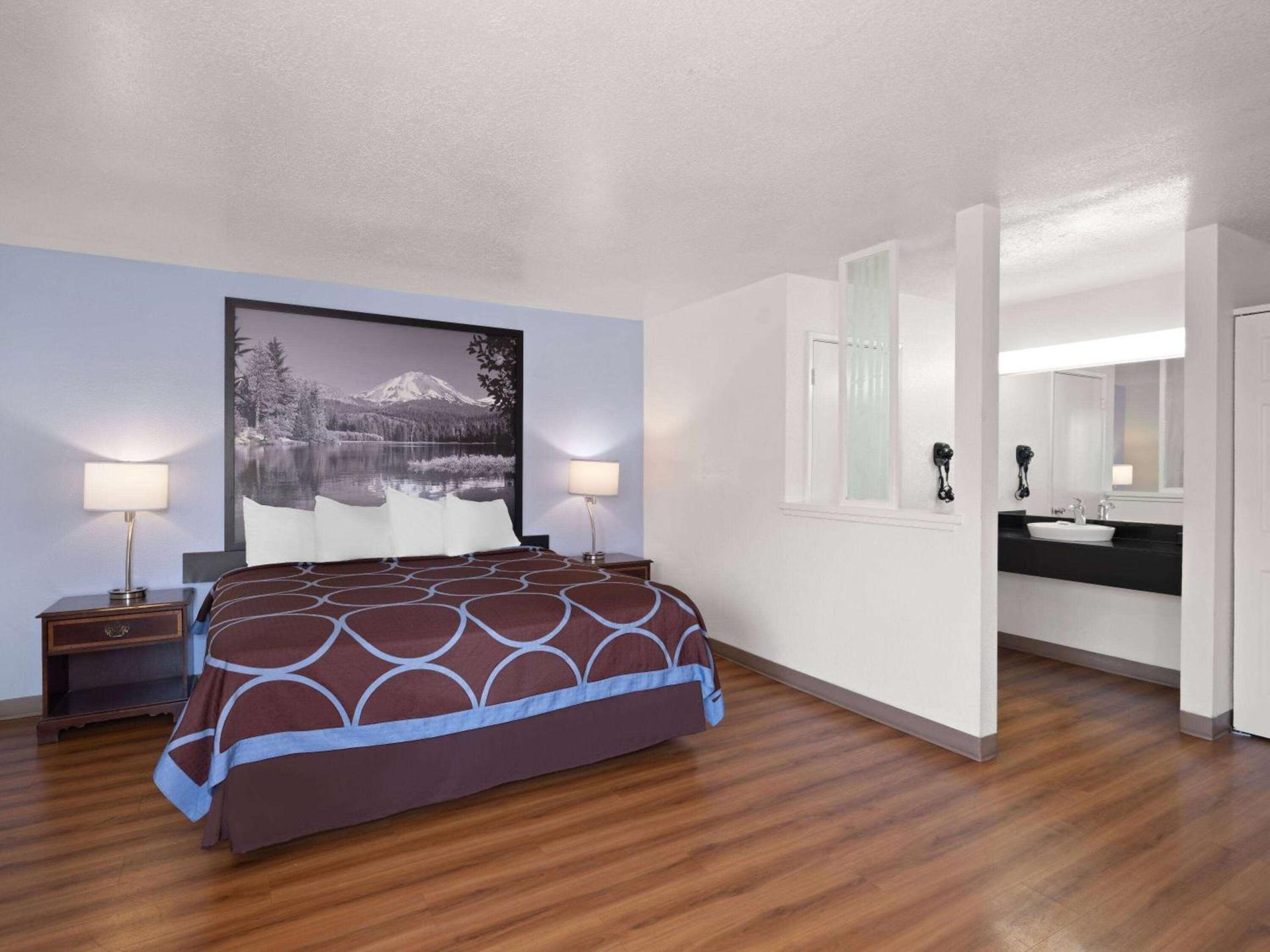 Super 8 by Wyndham Dunnigan photo 13