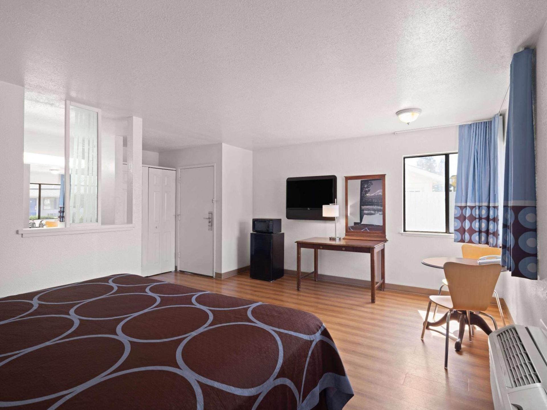 Super 8 by Wyndham Dunnigan photo 15